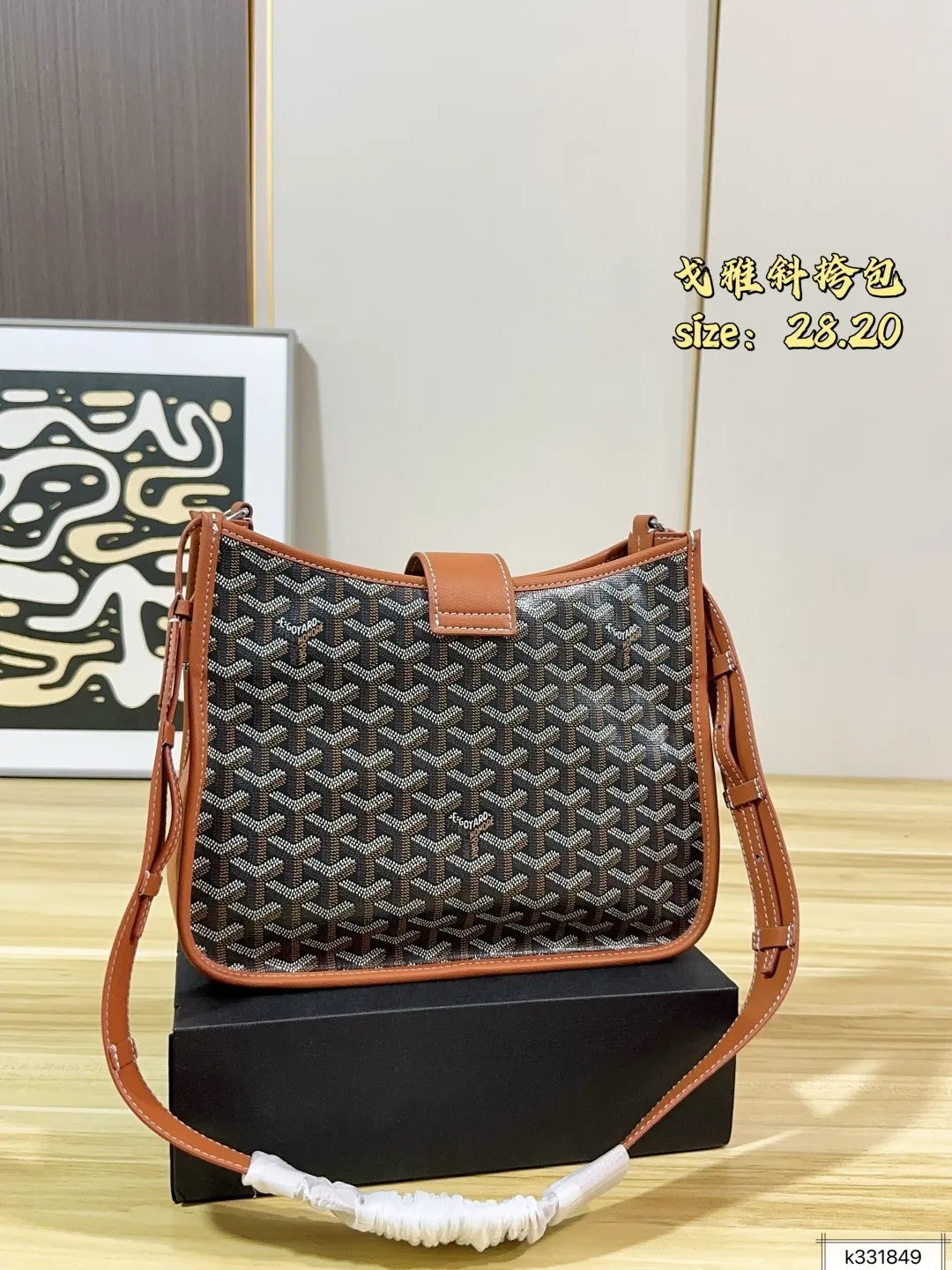 💰165 配礼盒 尺寸28.20 Goyard 戈雅Musette手袋斜挎包 戈雅斜挎包 轻盈又耐用，春夏背超合适！ 包型柔软，容量刚好，通勤休闲都能装下日常小物 肩带可调节，斜挎or单肩都OK 磁吸搭扣超方便，低调又有辨识度 喜欢松弛感和实用性的姐妹必入！