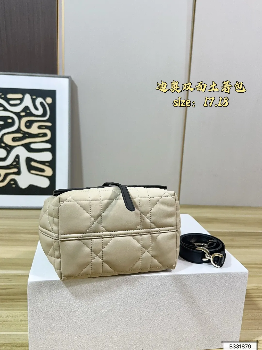 💰195 配折叠盒 迪奥双面土著包 可翻转的Dior Toujours 也太可爱了吧 迪奥土著包 再也不用为喜欢的颜色纠结了 ,可以都拥有。 包身通体迪奥标志性藤格衍缝纹路,软质面料自带蓬松软糯的云朵质感,自重极轻,长时间背负不会压肩 尺寸17 18