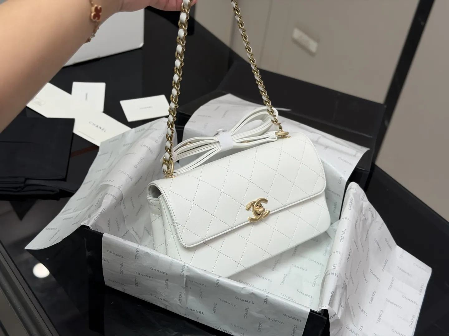 &yen;185 全套包装 香奈儿26C隐藏款邮差包 Chanel 26C 隐藏款邮差包太好看啦 非常少有的款式，实用性很高 多了一条金属链条，非常时尚和随性 手提，腋下，斜挎都可以 回头率超级高呀！怎么背都不过时 尺寸:23.14cm