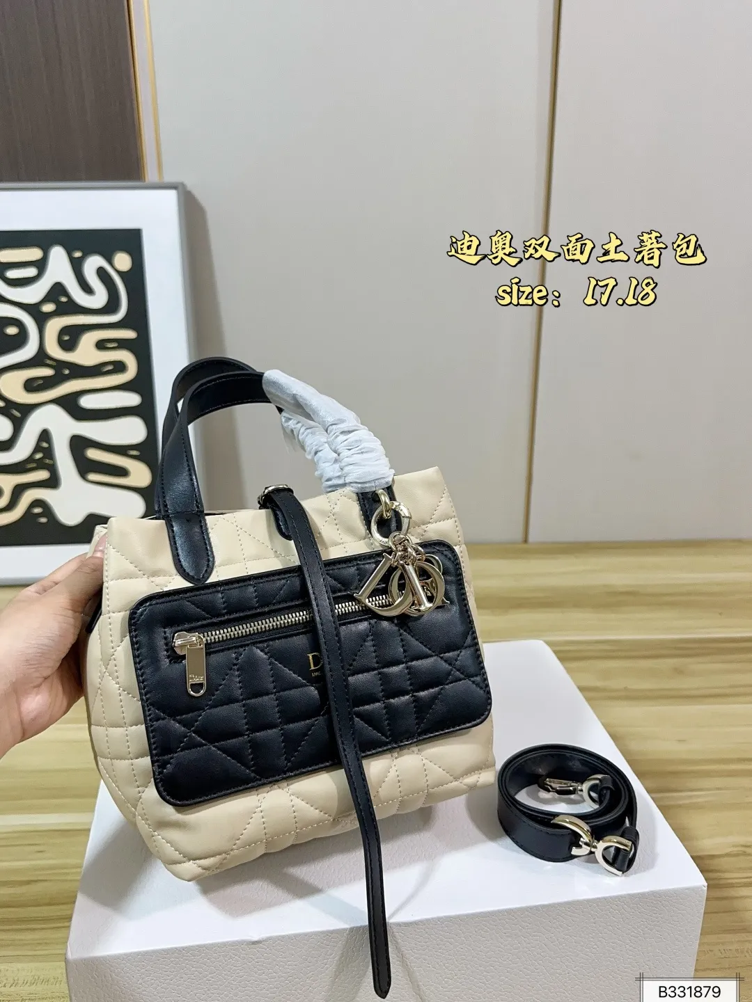 💰195 配折叠盒 迪奥双面土著包 可翻转的Dior Toujours 也太可爱了吧 迪奥土著包 再也不用为喜欢的颜色纠结了 ,可以都拥有。 包身通体迪奥标志性藤格衍缝纹路,软质面料自带蓬松软糯的云朵质感,自重极轻,长时间背负不会压肩 尺寸17 18