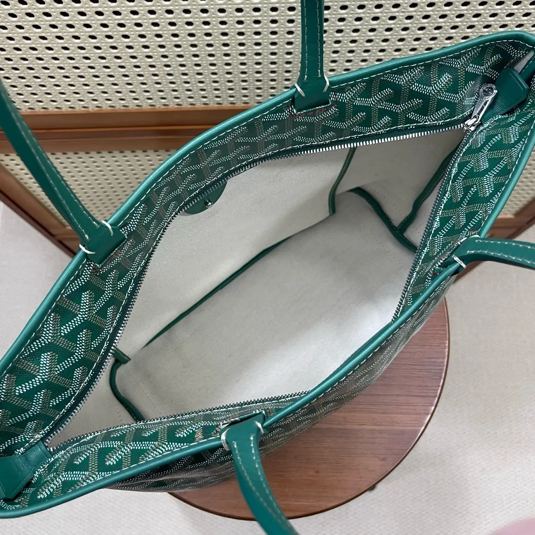 原单货[得意]🎸独家包装 GOyard Artois手提包 ，采用更为挺括的特殊帆布面料，全缝制拉链更突出日常实用性，Artois是唯一一款特有的红线双缝合设计，原版购入港币15800,两个尺寸，小号:袋口40cm底长30cm高25cm宽14cm