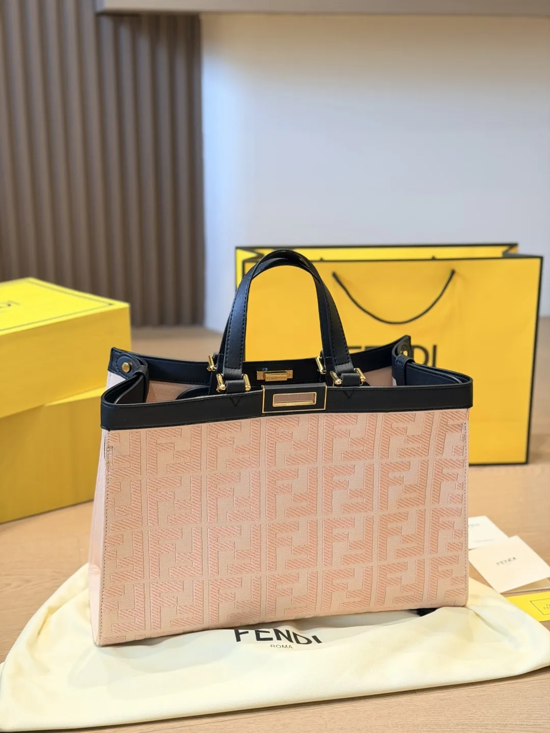 顶级原版布 p210 FENDI阳光托特包，尼龙+棕色皮革拼接，简约大气又超有辨识度！正面&ldquo;FENDI ROMA&rdquo;字样超吸睛，金属扣件质感满分✨。中号尺寸，通勤or短途出行都很OK，内部空间超能装，日常物品轻松收纳。尼龙轻便耐用，皮革手柄舒适又高级，实用与时尚兼具，是都市女生的百搭神器！ 尺寸42 30cm