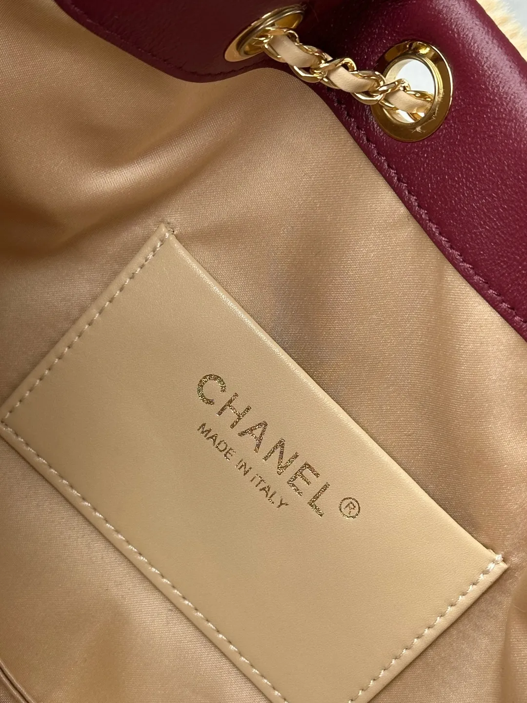 现货更新！【出货配原版包装】Chanel 26高级手工坊最新款👉 AS5631# 先背为敬🥂 马修的第一个香奈儿高级手工坊系列，总算是摸到实物了，天晓得我好爱这一季的动物以及动物纹‼️ 🐆 封面那只皮毛一体又像狗又像豹的mini 25 Bag本季最爱，没有之一，我一个本身对25 Bag尤其是小号和迷你号真的都还好，没啥感觉的人（主要是觉得背也不太对头拎手上也不对头），完全无法拒绝这个毛乎乎糯叽叽的小可爱，必须拥有（想必又是一阵腥风血雨的抢&hellip; 🐕 其次喜欢的就是几乎在香奈儿难得一见的豹纹，这季把斜纹软呢织成了豹纹，不仅放到了衣服上，还有配套的豹纹CF，加上大尺寸，直接男女通吃 🦒 另外的新包相对来说比较常规，松果、苹果以及巨重无比的长颈鹿都是收藏家系列了，普通玩家欣赏即可&hellip;麂皮相机包和双C豆腐包倒有点意外喜欢，最后强行安利下那个灵缇狗子胸针，过于高贵闪耀了！ size：𝟤𝟢*𝟤𝟤*𝟣𝟤.𝟧 𝖼𝗆