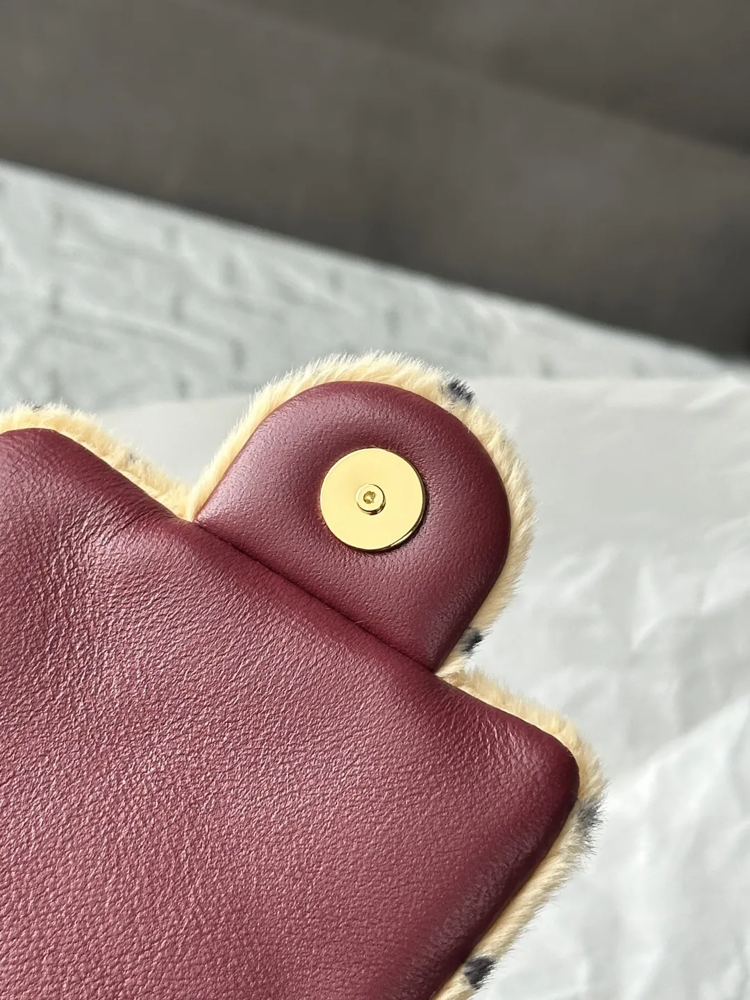 现货更新!【出货配原版包装】Chanel 26高级手工坊最新款👉 AS5631# 先背为敬🥂 马修的第一个香奈儿高级手工坊系列,总算是摸到实物了,天晓得我好爱这一季的动物以及动物纹‼️ 🐆 封面那只皮毛一体又像狗又像豹的mini 25 Bag本季最爱,没有之一,我一个本身对25 Bag尤其是小号和迷你号真的都还好,没啥感觉的人(主要是觉得背也不太对头拎手上也不对头),完全无法拒绝这个毛乎乎糯叽叽的小可爱,必须拥有(想必又是一阵腥风血雨的抢… 🐕 其次喜欢的就是几乎在香奈儿难得一见的豹纹,这季把斜纹软呢织成了豹纹,不仅放到了衣服上,还有配套的豹纹CF,加上大尺寸,直接男女通吃 🦒 另外的新包相对来说比较常规,松果、苹果以及巨重无比的长颈鹿都是收藏家系列了,普通玩家欣赏即可…麂皮相机包和双C豆腐包倒有点意外喜欢,最后强行安利下那个灵缇狗子胸针,过于高贵闪耀了! size:𝟤𝟢*𝟤𝟤*𝟣𝟤.𝟧 𝖼𝗆