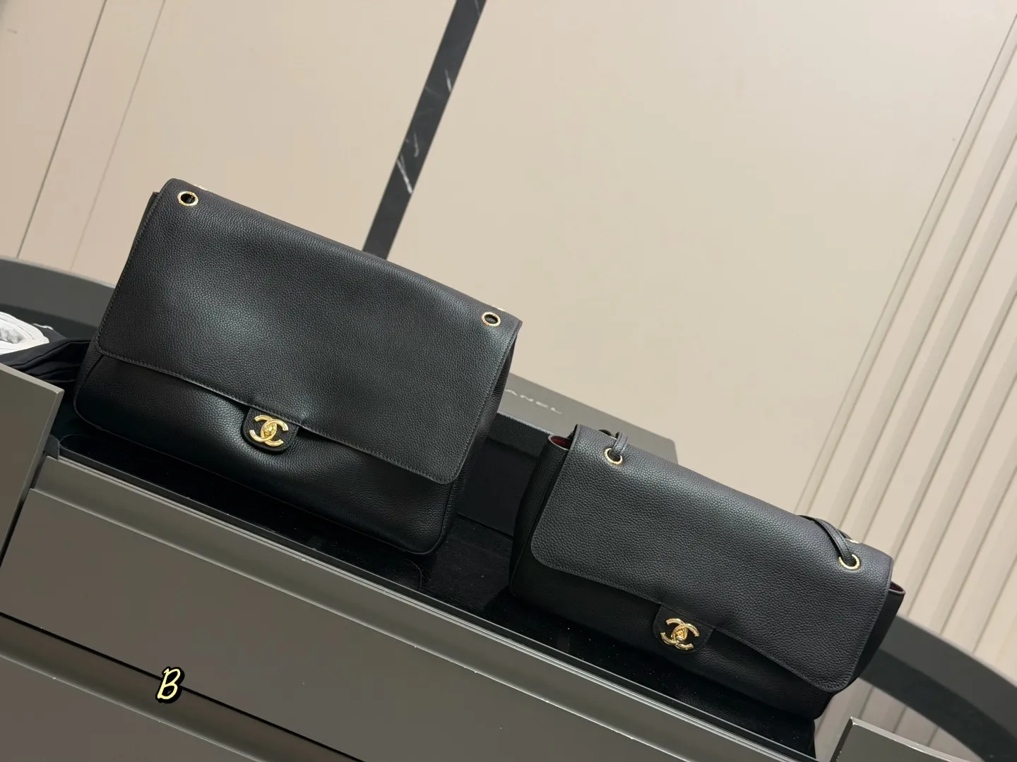 ¥320 ¥300 配盒 size:42*25cm(大号) 32*19cm(小号) 香奈儿26SGD超大CFMaxi爱了 Chanel cf机场包 上身超有feel男女轻松驾驭啦~ 想着接下来会有很多机会出去旅行 这一只扣在行李箱上应该酷呆!