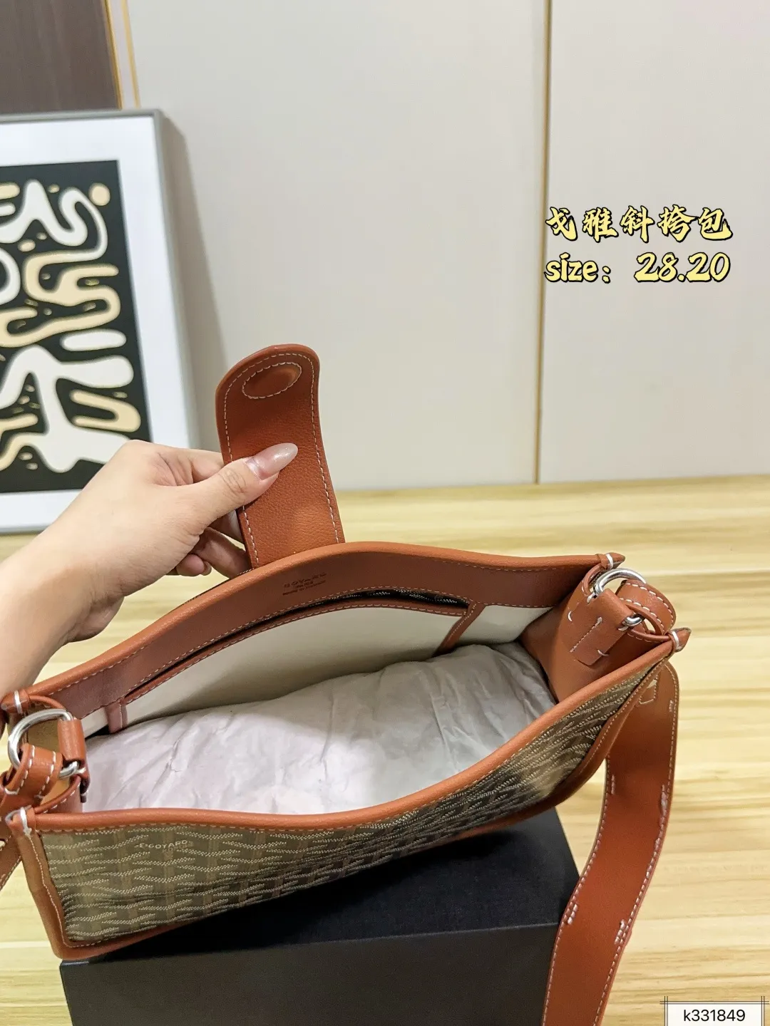💰165 配礼盒 尺寸28.20 Goyard 戈雅Musette手袋斜挎包 戈雅斜挎包 轻盈又耐用,春夏背超合适! 包型柔软,容量刚好,通勤休闲都能装下日常小物 肩带可调节,斜挎or单肩都OK 磁吸搭扣超方便,低调又有辨识度 喜欢松弛感和实用性的姐妹必入!