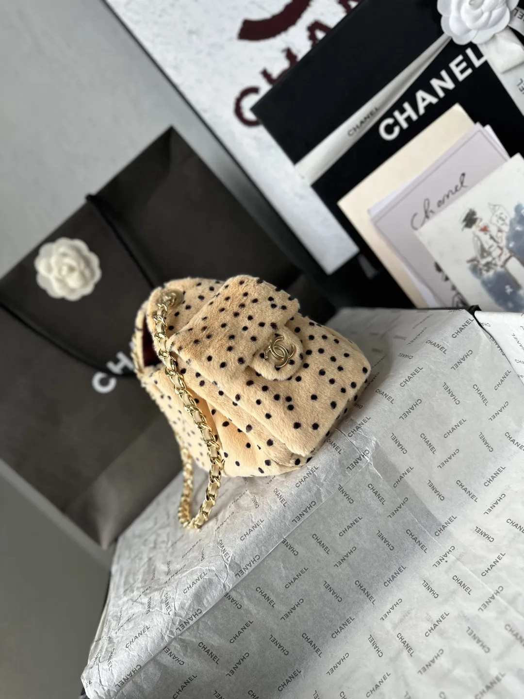 现货更新!【出货配原版包装】Chanel 26高级手工坊最新款👉 AS5631# 先背为敬🥂 马修的第一个香奈儿高级手工坊系列,总算是摸到实物了,天晓得我好爱这一季的动物以及动物纹‼️ 🐆 封面那只皮毛一体又像狗又像豹的mini 25 Bag本季最爱,没有之一,我一个本身对25 Bag尤其是小号和迷你号真的都还好,没啥感觉的人(主要是觉得背也不太对头拎手上也不对头),完全无法拒绝这个毛乎乎糯叽叽的小可爱,必须拥有(想必又是一阵腥风血雨的抢… 🐕 其次喜欢的就是几乎在香奈儿难得一见的豹纹,这季把斜纹软呢织成了豹纹,不仅放到了衣服上,还有配套的豹纹CF,加上大尺寸,直接男女通吃 🦒 另外的新包相对来说比较常规,松果、苹果以及巨重无比的长颈鹿都是收藏家系列了,普通玩家欣赏即可…麂皮相机包和双C豆腐包倒有点意外喜欢,最后强行安利下那个灵缇狗子胸针,过于高贵闪耀了! size:𝟤𝟢*𝟤𝟤*𝟣𝟤.𝟧 𝖼𝗆