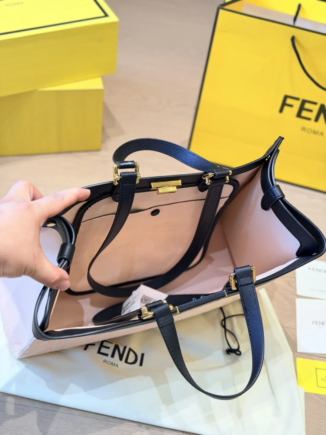 顶级原版布 p210 FENDI阳光托特包,尼龙+棕色皮革拼接,简约大气又超有辨识度!正面“FENDI ROMA”字样超吸睛,金属扣件质感满分✨。中号尺寸,通勤or短途出行都很OK,内部空间超能装,日常物品轻松收纳。尼龙轻便耐用,皮革手柄舒适又高级,实用与时尚兼具,是都市女生的百搭神器! 尺寸42 30cm