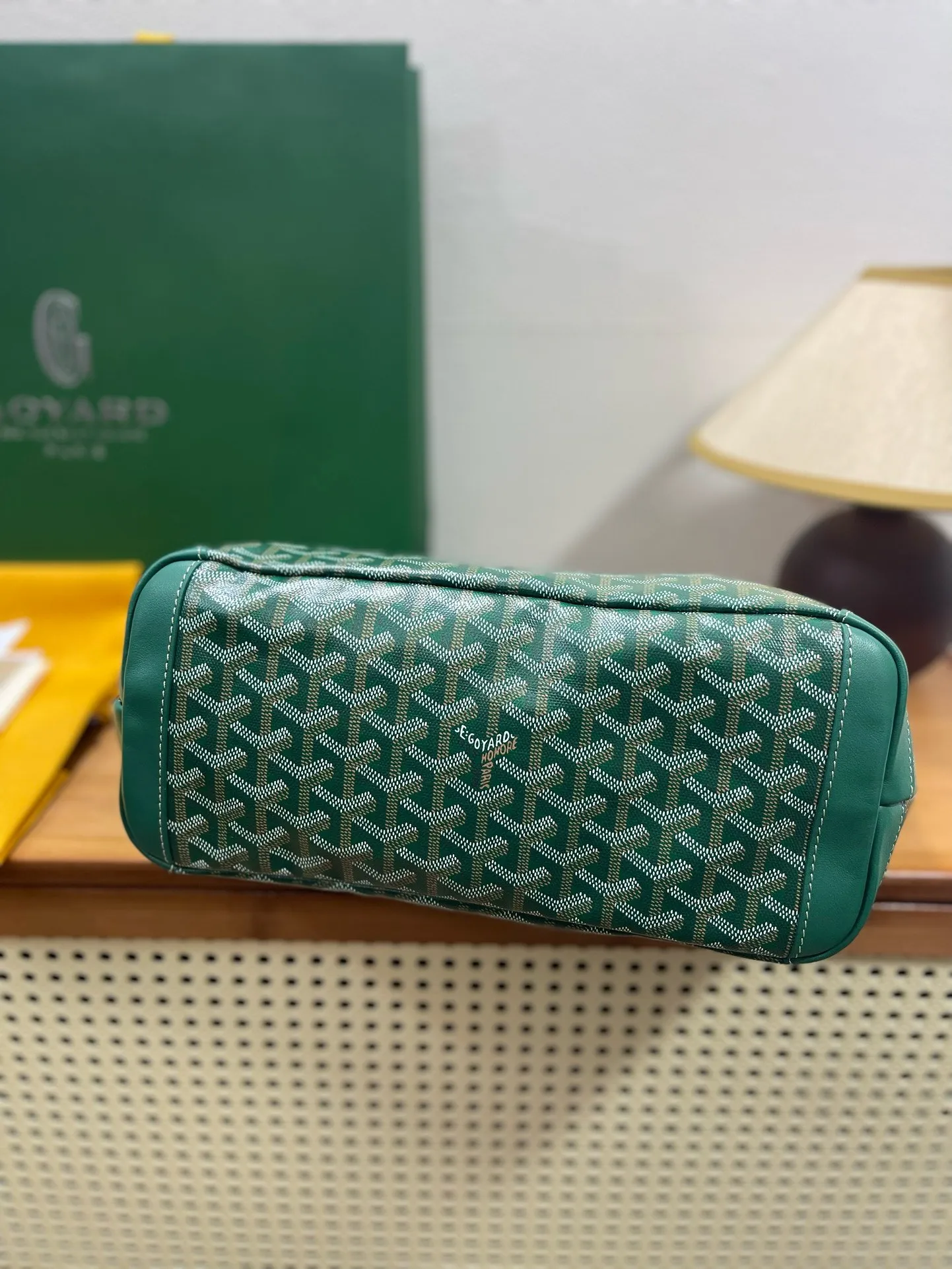 原单货[得意]🎸独家包装 GOyard Artois手提包 ，采用更为挺括的特殊帆布面料，全缝制拉链更突出日常实用性，Artois是唯一一款特有的红线双缝合设计，原版购入港币15800,两个尺寸，小号:袋口40cm底长30cm高25cm宽14cm