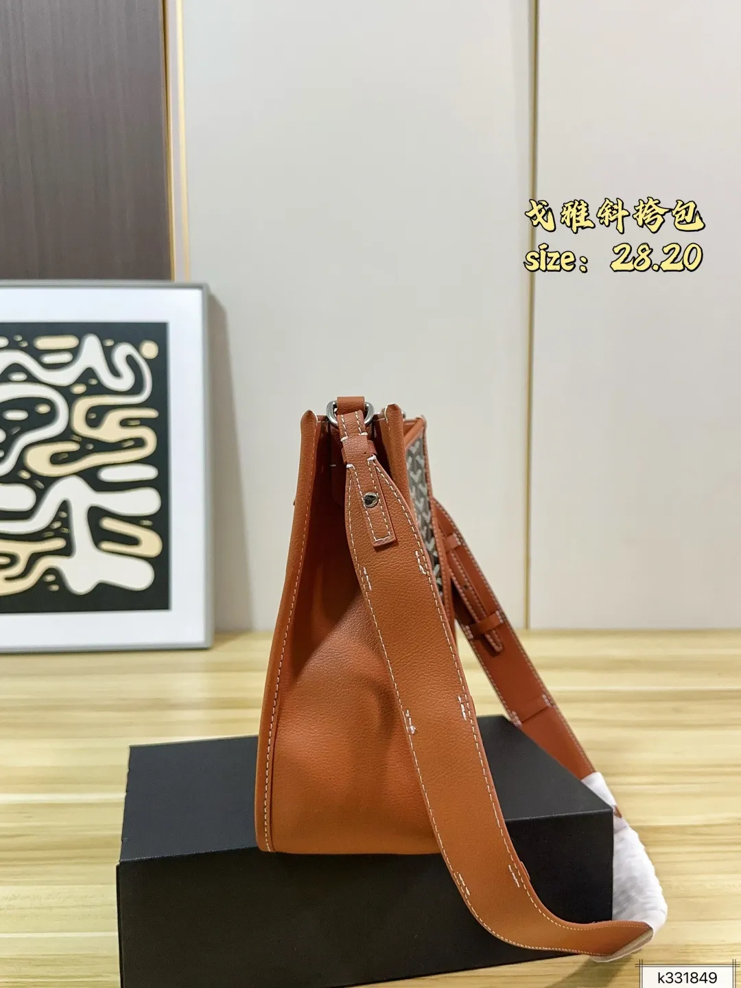 💰165 配礼盒 尺寸28.20 Goyard 戈雅Musette手袋斜挎包 戈雅斜挎包 轻盈又耐用，春夏背超合适！ 包型柔软，容量刚好，通勤休闲都能装下日常小物 肩带可调节，斜挎or单肩都OK 磁吸搭扣超方便，低调又有辨识度 喜欢松弛感和实用性的姐妹必入！