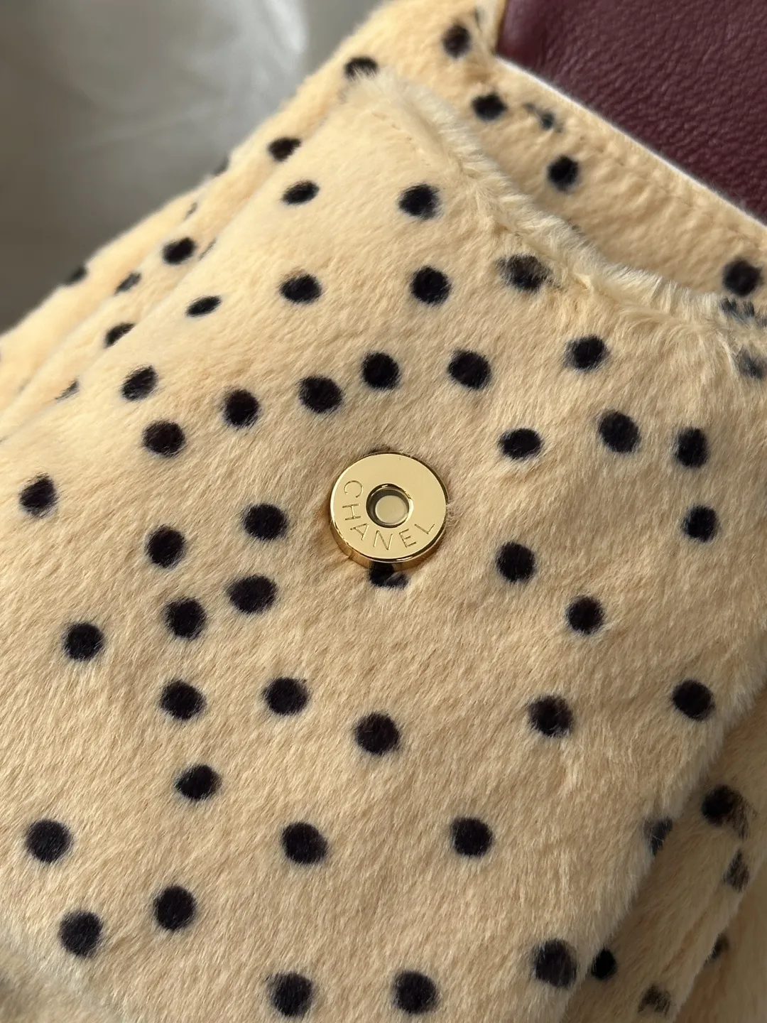 现货更新!【出货配原版包装】Chanel 26高级手工坊最新款👉 AS5631# 先背为敬🥂 马修的第一个香奈儿高级手工坊系列,总算是摸到实物了,天晓得我好爱这一季的动物以及动物纹‼️ 🐆 封面那只皮毛一体又像狗又像豹的mini 25 Bag本季最爱,没有之一,我一个本身对25 Bag尤其是小号和迷你号真的都还好,没啥感觉的人(主要是觉得背也不太对头拎手上也不对头),完全无法拒绝这个毛乎乎糯叽叽的小可爱,必须拥有(想必又是一阵腥风血雨的抢… 🐕 其次喜欢的就是几乎在香奈儿难得一见的豹纹,这季把斜纹软呢织成了豹纹,不仅放到了衣服上,还有配套的豹纹CF,加上大尺寸,直接男女通吃 🦒 另外的新包相对来说比较常规,松果、苹果以及巨重无比的长颈鹿都是收藏家系列了,普通玩家欣赏即可…麂皮相机包和双C豆腐包倒有点意外喜欢,最后强行安利下那个灵缇狗子胸针,过于高贵闪耀了! size:𝟤𝟢*𝟤𝟤*𝟣𝟤.𝟧 𝖼𝗆