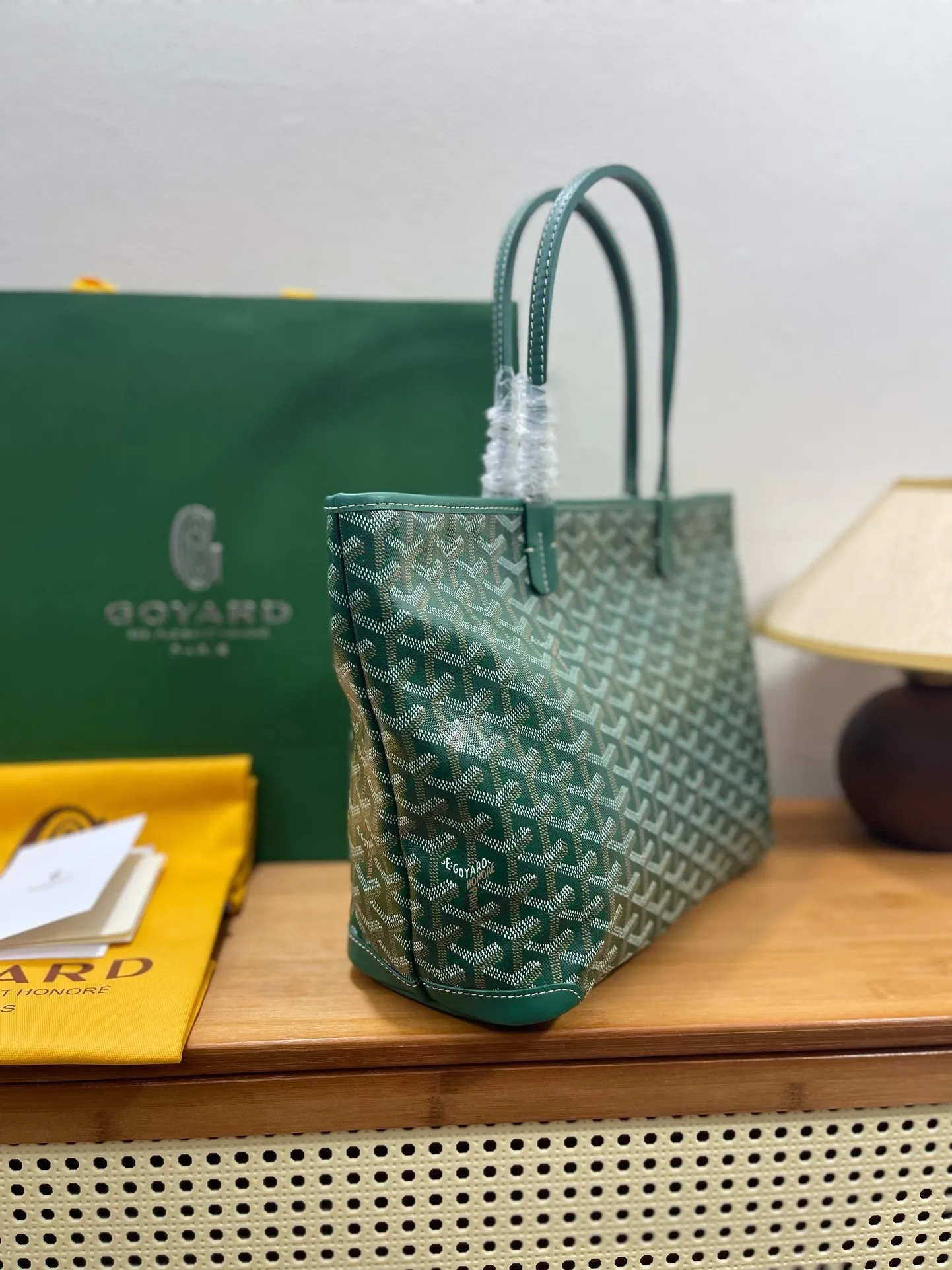 原单货[得意]🎸独家包装 GOyard Artois手提包 ，采用更为挺括的特殊帆布面料，全缝制拉链更突出日常实用性，Artois是唯一一款特有的红线双缝合设计，原版购入港币15800,两个尺寸，小号:袋口40cm底长30cm高25cm宽14cm