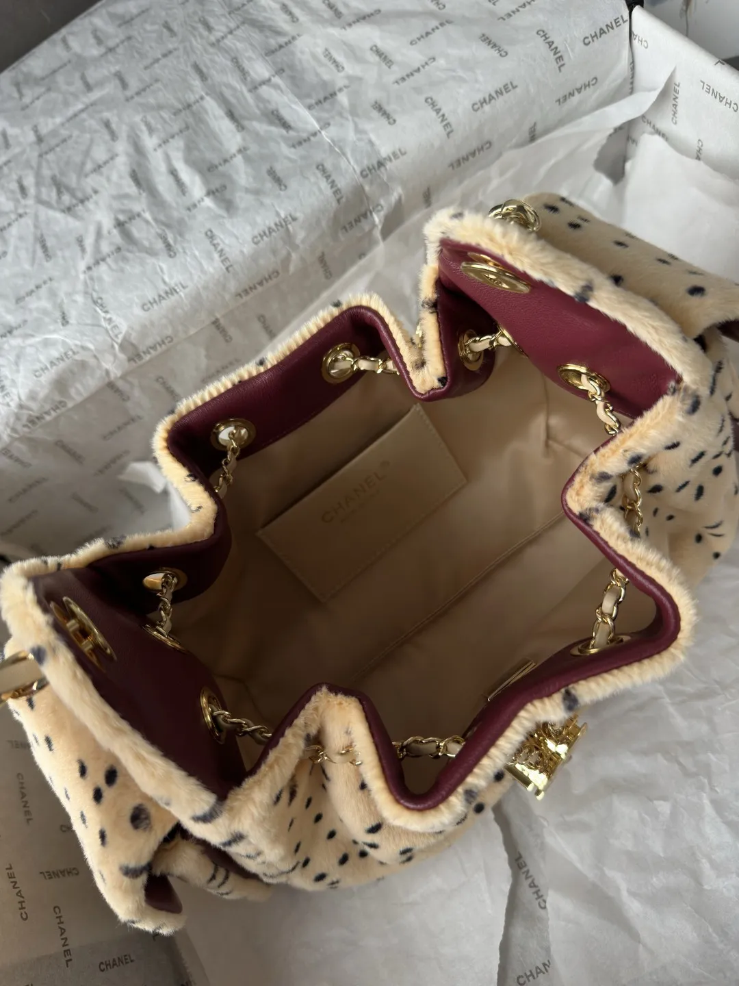 现货更新！【出货配原版包装】Chanel 26高级手工坊最新款👉 AS5631# 先背为敬🥂 马修的第一个香奈儿高级手工坊系列，总算是摸到实物了，天晓得我好爱这一季的动物以及动物纹‼️ 🐆 封面那只皮毛一体又像狗又像豹的mini 25 Bag本季最爱，没有之一，我一个本身对25 Bag尤其是小号和迷你号真的都还好，没啥感觉的人（主要是觉得背也不太对头拎手上也不对头），完全无法拒绝这个毛乎乎糯叽叽的小可爱，必须拥有（想必又是一阵腥风血雨的抢&hellip; 🐕 其次喜欢的就是几乎在香奈儿难得一见的豹纹，这季把斜纹软呢织成了豹纹，不仅放到了衣服上，还有配套的豹纹CF，加上大尺寸，直接男女通吃 🦒 另外的新包相对来说比较常规，松果、苹果以及巨重无比的长颈鹿都是收藏家系列了，普通玩家欣赏即可&hellip;麂皮相机包和双C豆腐包倒有点意外喜欢，最后强行安利下那个灵缇狗子胸针，过于高贵闪耀了！ size：𝟤𝟢*𝟤𝟤*𝟣𝟤.𝟧 𝖼𝗆