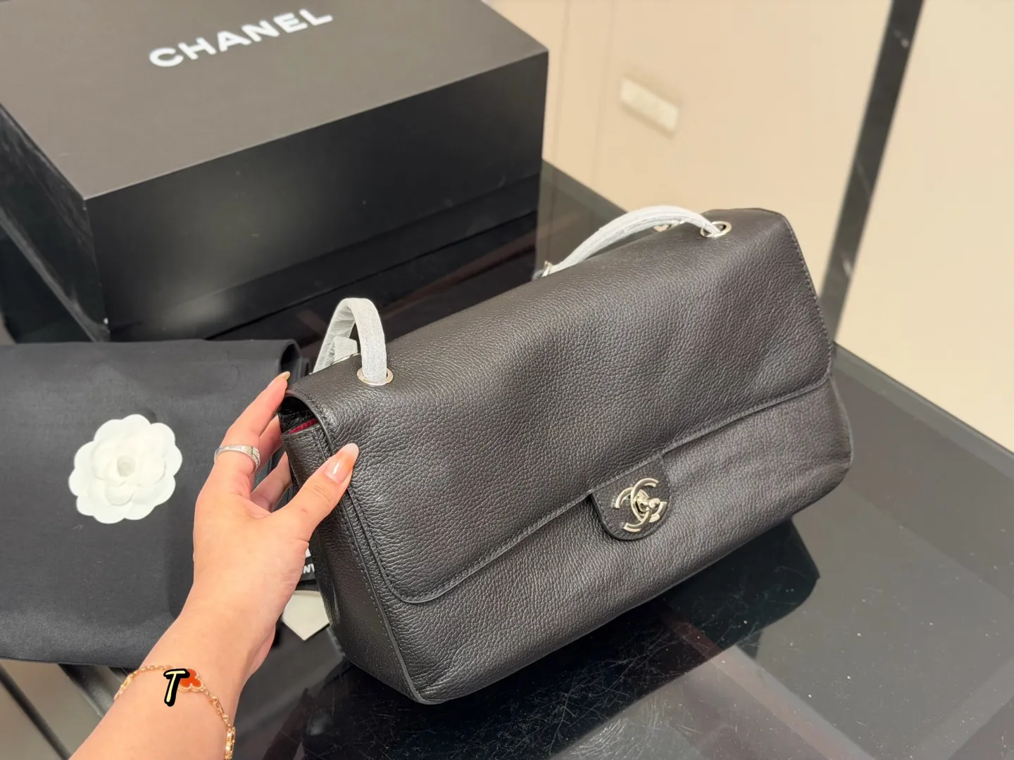 ¥280 折叠盒飞机盒 size: 33.20cm(小号) 香奈儿26SGD同款超大CFMaxi爱了 升级版本哦!五金logo! Chanel cf机场包权志龙jennie同款! 上身超有feel男女轻松驾驭啦~ 想着接下来会有很多机会出去旅行 这一只扣在行李箱上应该酷呆!