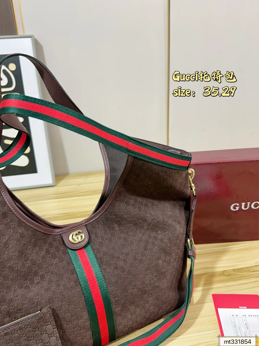💰170 酷奇Gucci托特包​​ 这是酷奇Marmont系列的托特包，采用GG Supreme帆布材质，搭配红绿织带肩带和皮革包边，正面有标志性双G金属扣，附带同材质小零钱包，整体设计复古又实用✨。 这款包适合日常通勤或休闲出行，容量大且自重轻，搭配简约服饰即可提升整体质感，是Gucci经典款之一，深受时尚爱好者喜爱👜 尺寸35 29