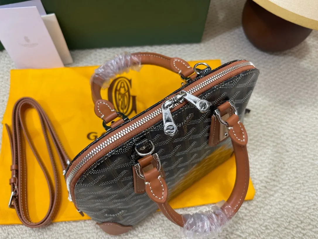 Goyard(戈雅)最新款vendome贝壳包上新,传承了品牌独一无二的工艺风格和精湛技术:可折叠肩带、嵌入木质细节、皮革包角、大拉链、黄色衬里及其独特的贝壳形状,可满足手提或置于手臂弯曲处两种经典背法,还附加了精巧的肩带,更为贴合当代都市风格,以适应单肩或挎的用法,尺寸:底长23cm宽10.5高18.5 P580