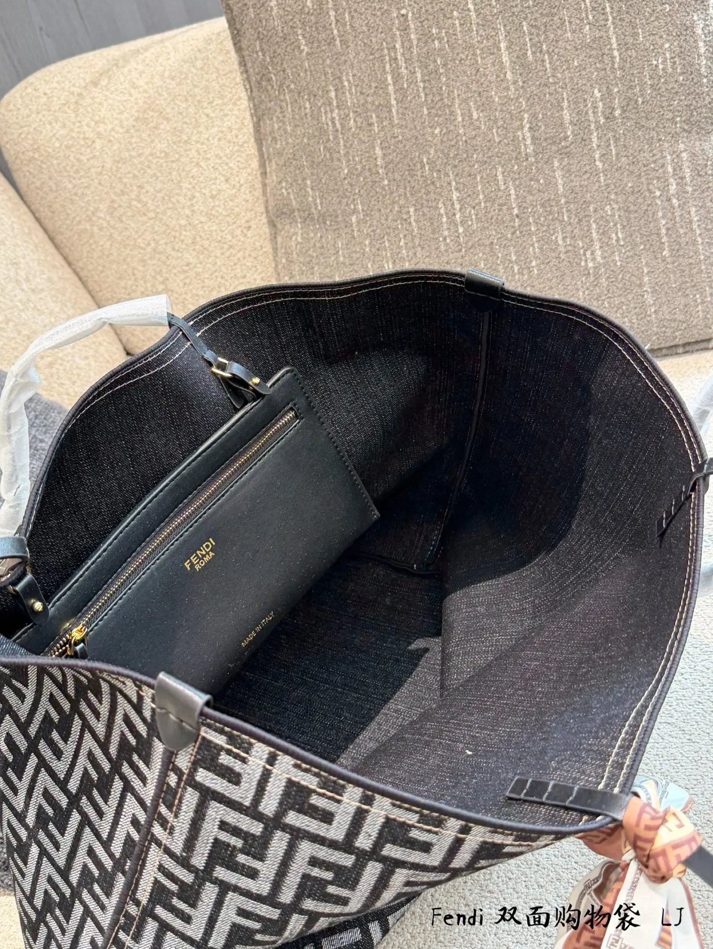 p160p165 Fendi双面老花托特包 👜Fendi双面老花托特包,经典Zucca老花设计,PVC材质轻便耐用,双面图案超百搭,通勤日常都能轻松驾驭✨。容量大,iPad、雨伞、水杯都能装,肩带舒适,单肩手提都OK!复古老花图案,实用又有收藏价值,是中古市场热门款,时髦精必入!