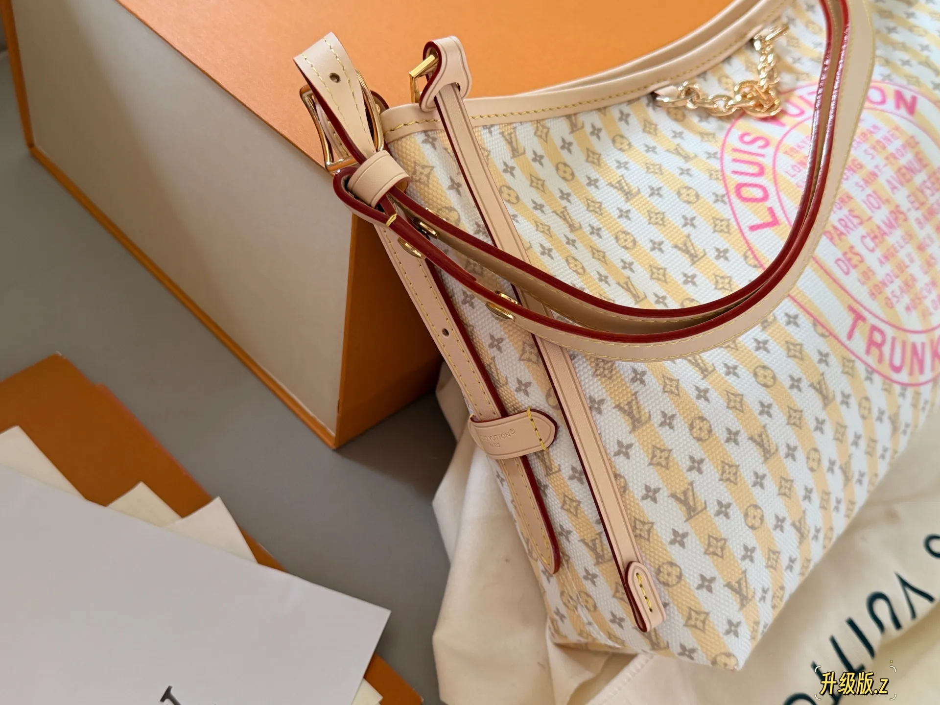 💰280 配盒 升级版 size:34*20cm L家横版帆布carryall好像也挺可爱 黄调Monogram帆布打造, 轻盈腋下包型,可以斜挎! 真的充满夏日活力!