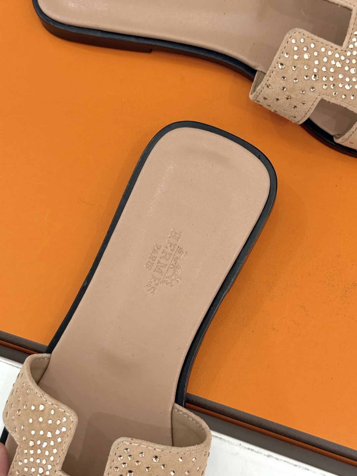 厂价💰320(配原版飞机盒) Hermès/爱马仕经典H拖鞋 夏日H拖天花板 H家出品质感封神 标志性H型镂空鞋面 简约线条藏着品牌的底蕴 平底款随性又好搭 粗跟款悄悄拉长腿型比例 金棕配色最经典 黑色百搭不挑人不出错 配牛仔自带松弛感 搭连衣裙秒变温柔大小姐 通勤度假都适配 一脚蹬出门省心又时髦 老钱风氛围拉满 鞋柜常青款值得闭眼投资 夏日穿搭灵魂单品 上脚才懂什么叫质感绝了 轻奢好物闭眼入 承包整夏的精致与舒适感 意大利手工匠造 细节处见品牌的用心 越穿越有复古韵味 是能穿好几年的经典款! 面料采用原版定制真丝 内里踮脚均为羊皮 意大利进口真皮大底 size:35-39(40/41定制) 编号:96820260713