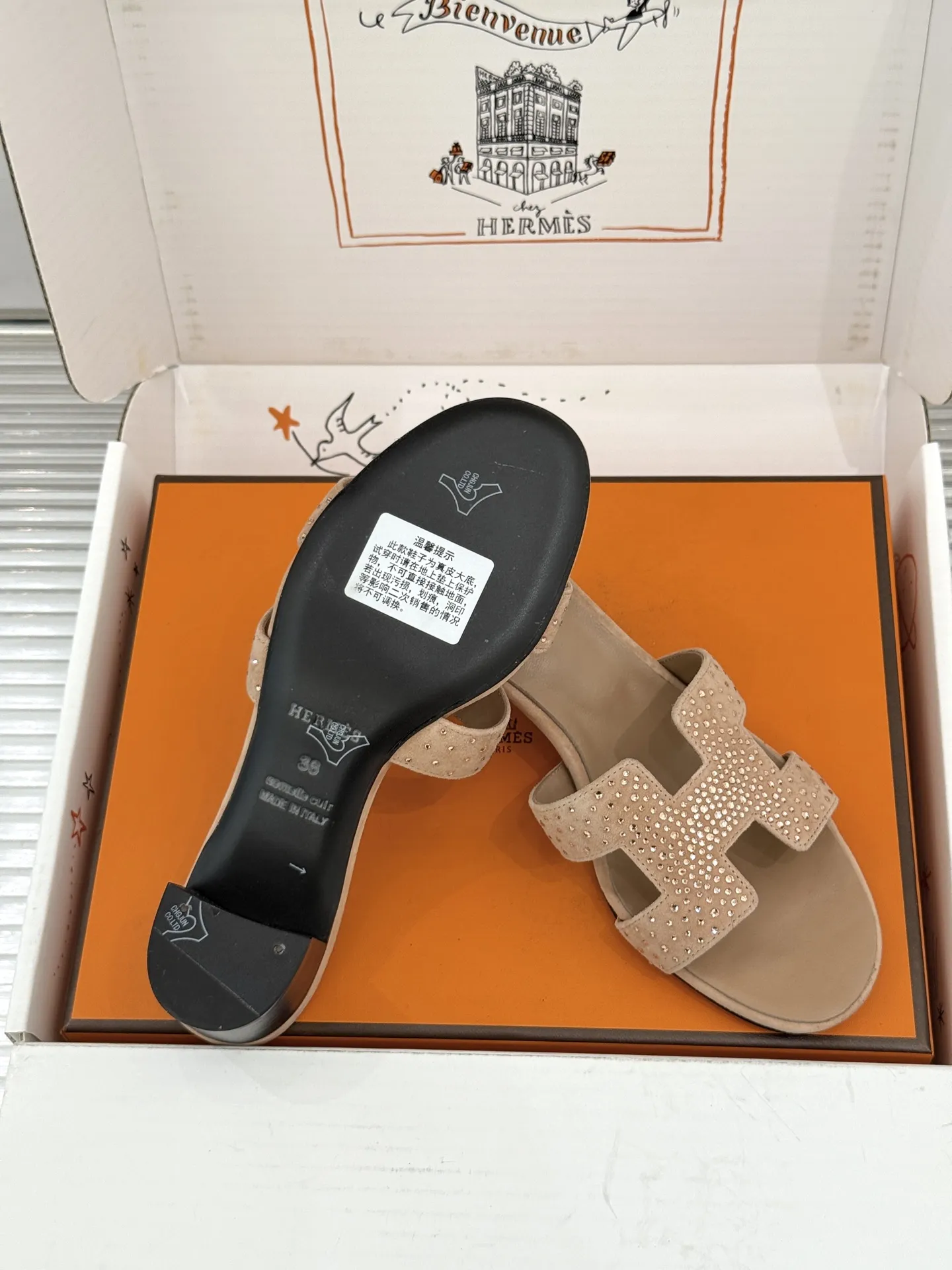 厂价💰320（配原版飞机盒） Herm&egrave;s/爱马仕经典H拖鞋 夏日H拖天花板 H家出品质感封神 标志性H型镂空鞋面 简约线条藏着品牌的底蕴 平底款随性又好搭 粗跟款悄悄拉长腿型比例 金棕配色最经典 黑色百搭不挑人不出错 配牛仔自带松弛感 搭连衣裙秒变温柔大小姐 通勤度假都适配 一脚蹬出门省心又时髦 老钱风氛围拉满 鞋柜常青款值得闭眼投资 夏日穿搭灵魂单品 上脚才懂什么叫质感绝了 轻奢好物闭眼入 承包整夏的精致与舒适感 意大利手工匠造 细节处见品牌的用心 越穿越有复古韵味 是能穿好几年的经典款！ 面料采用原版定制真丝 内里踮脚均为羊皮 意大利进口真皮大底 size：35-39（40/41定制） 编号：96820260713