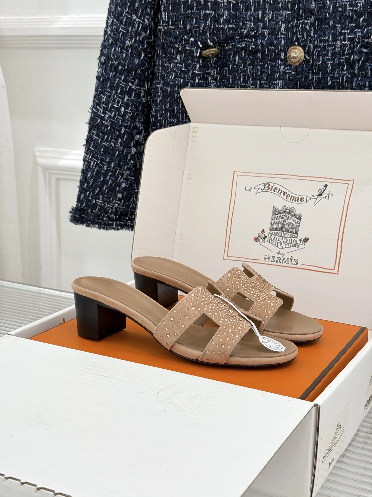 厂价💰320（配原版飞机盒） Herm&egrave;s/爱马仕经典H拖鞋 夏日H拖天花板 H家出品质感封神 标志性H型镂空鞋面 简约线条藏着品牌的底蕴 平底款随性又好搭 粗跟款悄悄拉长腿型比例 金棕配色最经典 黑色百搭不挑人不出错 配牛仔自带松弛感 搭连衣裙秒变温柔大小姐 通勤度假都适配 一脚蹬出门省心又时髦 老钱风氛围拉满 鞋柜常青款值得闭眼投资 夏日穿搭灵魂单品 上脚才懂什么叫质感绝了 轻奢好物闭眼入 承包整夏的精致与舒适感 意大利手工匠造 细节处见品牌的用心 越穿越有复古韵味 是能穿好几年的经典款！ 面料采用原版定制真丝 内里踮脚均为羊皮 意大利进口真皮大底 size：35-39（40/41定制） 编号：96820260713