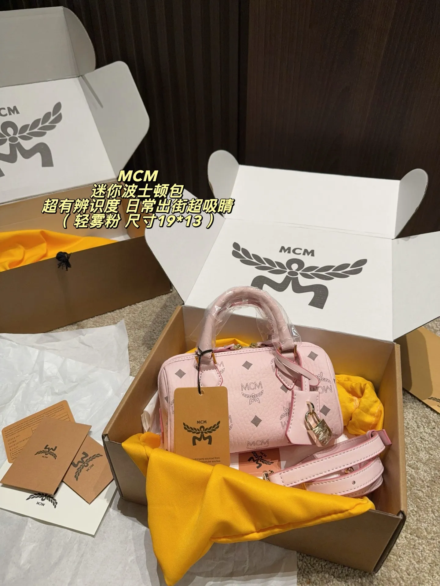 p165飞机盒⚠️尺寸19*13 MCM迷你波士顿包，经典干邑色老花图案，采用Visetos涂层帆布，搭配同色皮革提手和饰边，金色五金超有质感✨。包身小巧但容量实用，手机、口红、钥匙都能轻松装下。配有可拆卸长肩带，手提、单肩、斜挎随心切换，日常出街或通勤都很百搭，轻松提升穿搭亮点！💼