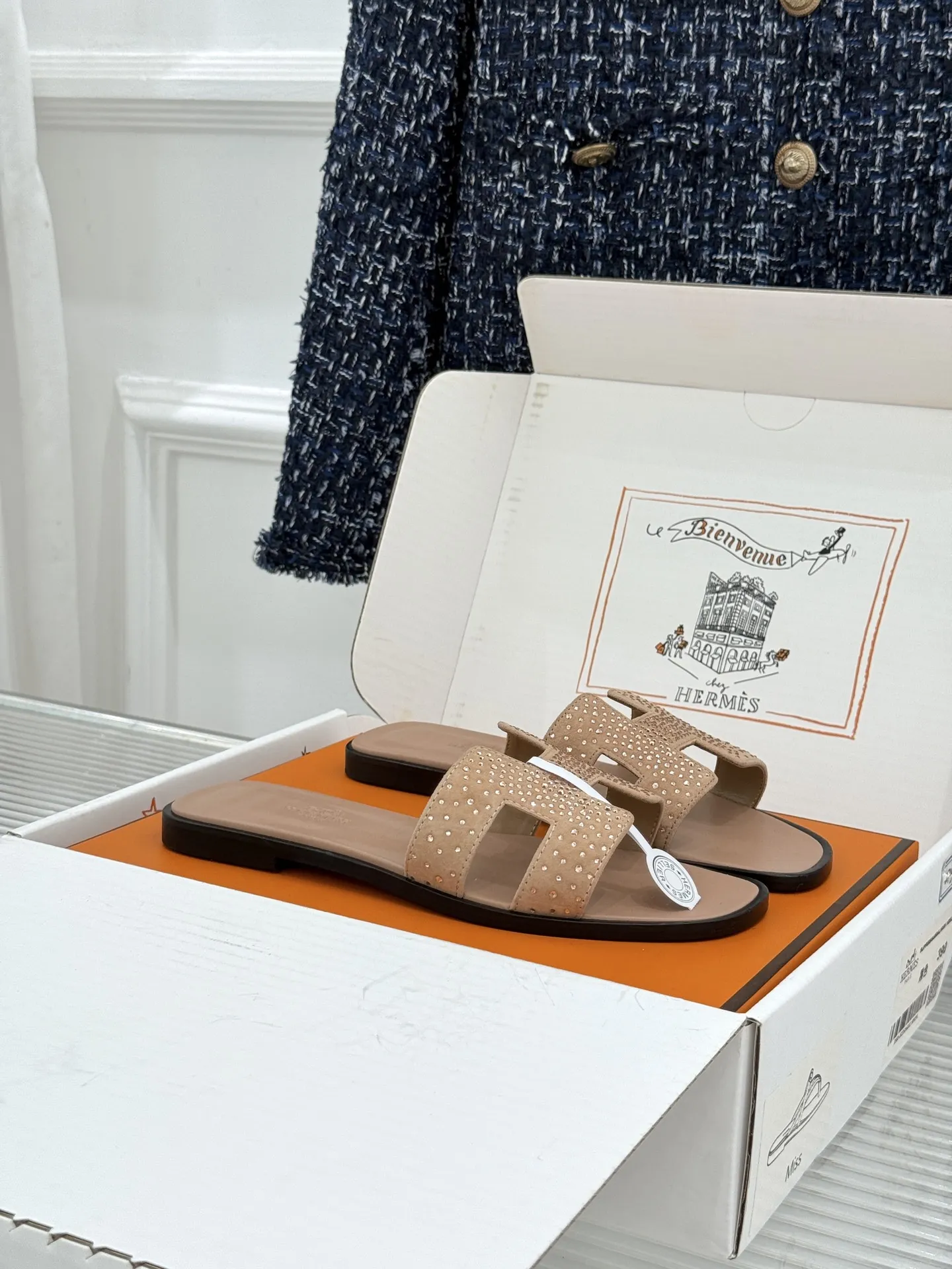 厂价💰320(配原版飞机盒) Hermès/爱马仕经典H拖鞋 夏日H拖天花板 H家出品质感封神 标志性H型镂空鞋面 简约线条藏着品牌的底蕴 平底款随性又好搭 粗跟款悄悄拉长腿型比例 金棕配色最经典 黑色百搭不挑人不出错 配牛仔自带松弛感 搭连衣裙秒变温柔大小姐 通勤度假都适配 一脚蹬出门省心又时髦 老钱风氛围拉满 鞋柜常青款值得闭眼投资 夏日穿搭灵魂单品 上脚才懂什么叫质感绝了 轻奢好物闭眼入 承包整夏的精致与舒适感 意大利手工匠造 细节处见品牌的用心 越穿越有复古韵味 是能穿好几年的经典款! 面料采用原版定制真丝 内里踮脚均为羊皮 意大利进口真皮大底 size:35-39(40/41定制) 编号:96820260713