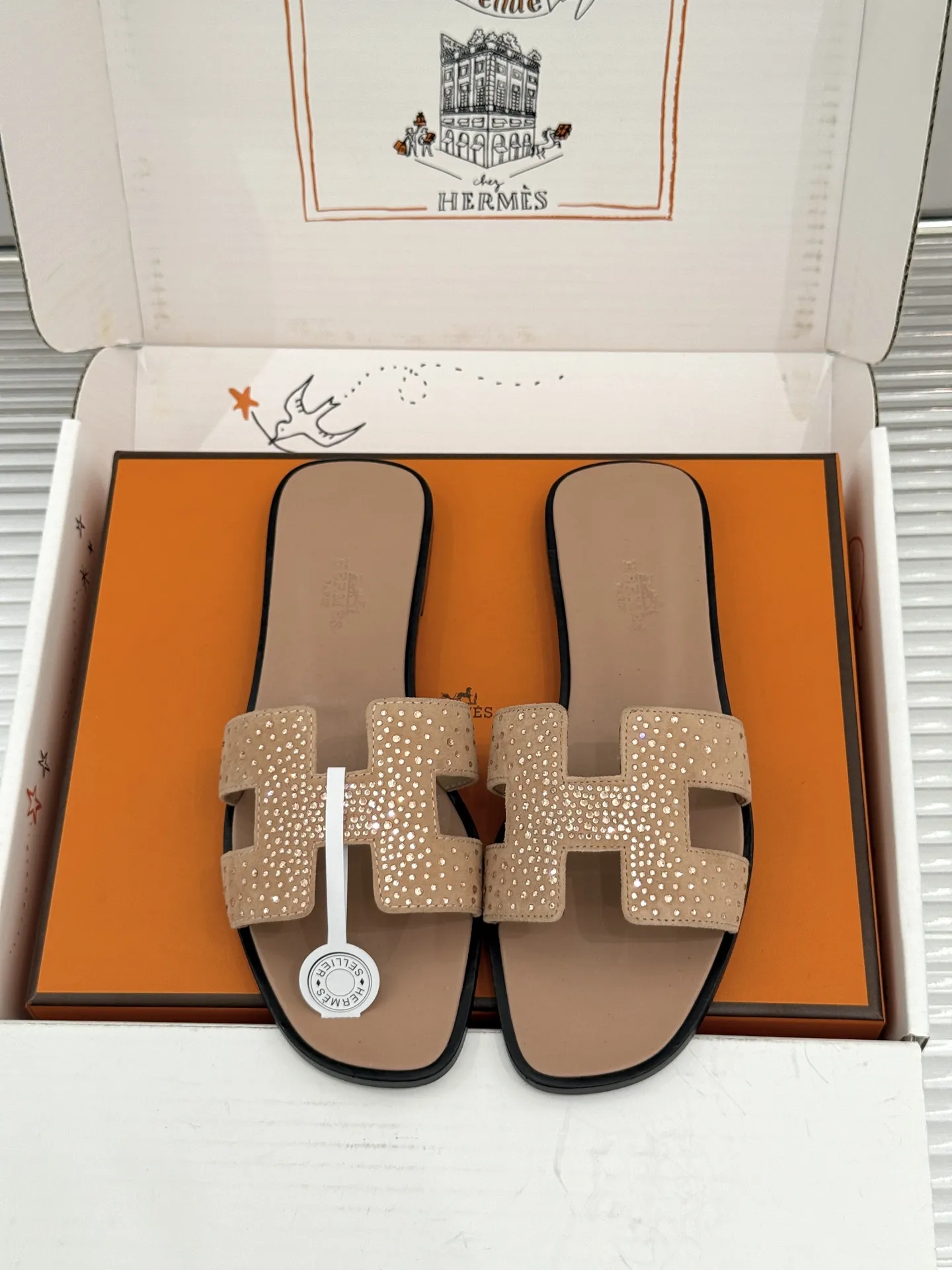 厂价💰320(配原版飞机盒) Hermès/爱马仕经典H拖鞋 夏日H拖天花板 H家出品质感封神 标志性H型镂空鞋面 简约线条藏着品牌的底蕴 平底款随性又好搭 粗跟款悄悄拉长腿型比例 金棕配色最经典 黑色百搭不挑人不出错 配牛仔自带松弛感 搭连衣裙秒变温柔大小姐 通勤度假都适配 一脚蹬出门省心又时髦 老钱风氛围拉满 鞋柜常青款值得闭眼投资 夏日穿搭灵魂单品 上脚才懂什么叫质感绝了 轻奢好物闭眼入 承包整夏的精致与舒适感 意大利手工匠造 细节处见品牌的用心 越穿越有复古韵味 是能穿好几年的经典款! 面料采用原版定制真丝 内里踮脚均为羊皮 意大利进口真皮大底 size:35-39(40/41定制) 编号:96820260713