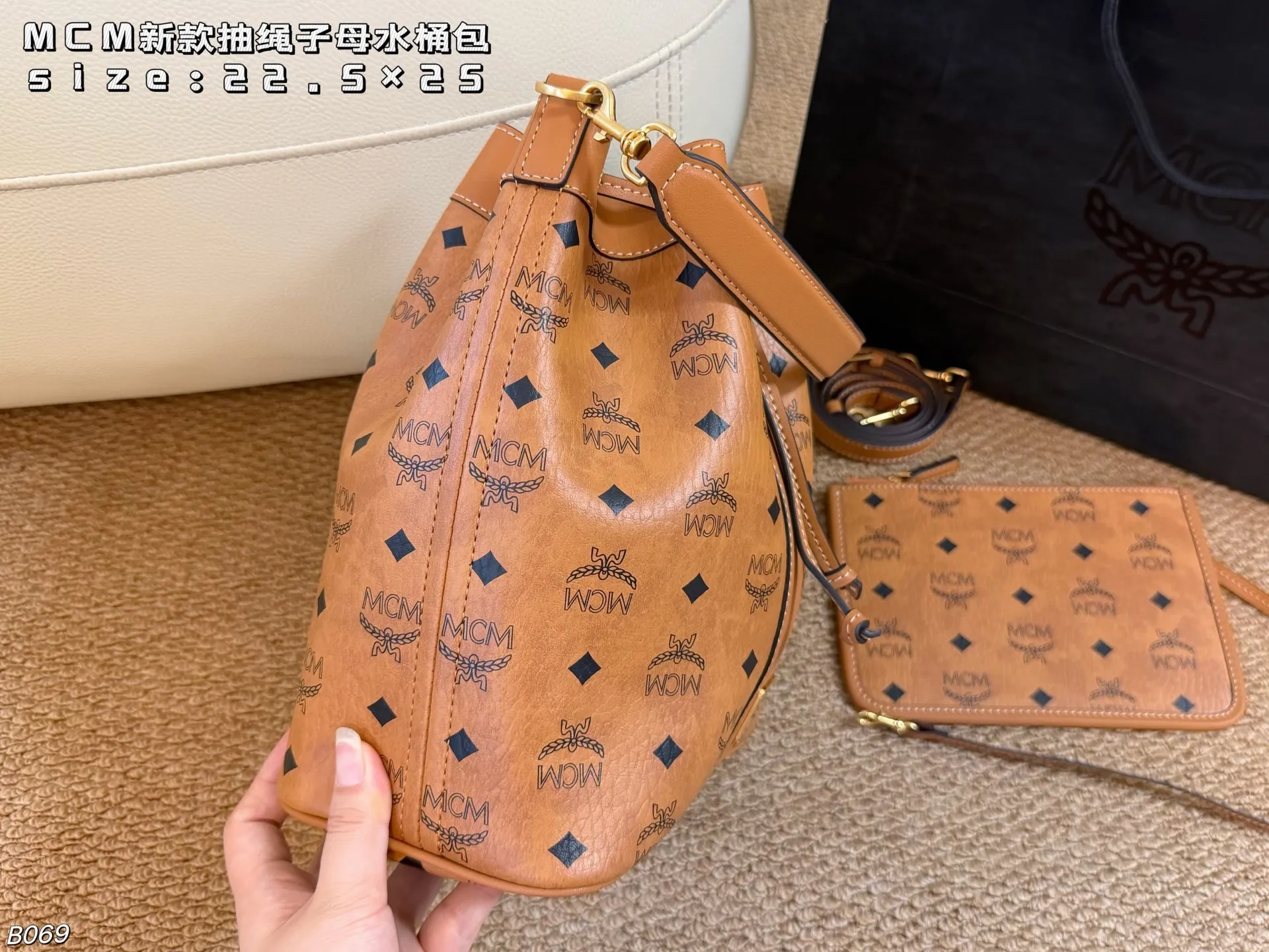 P170（飞机盒） size:22.5&times;25 MCM新款抽绳子母水桶包 可手提 可单肩 可斜挎！！ 结实耐用，包型挺廓，完全不会塌~ 单肩背慵懒随性，斜挎又很利落 颜值与实用并存的包包！