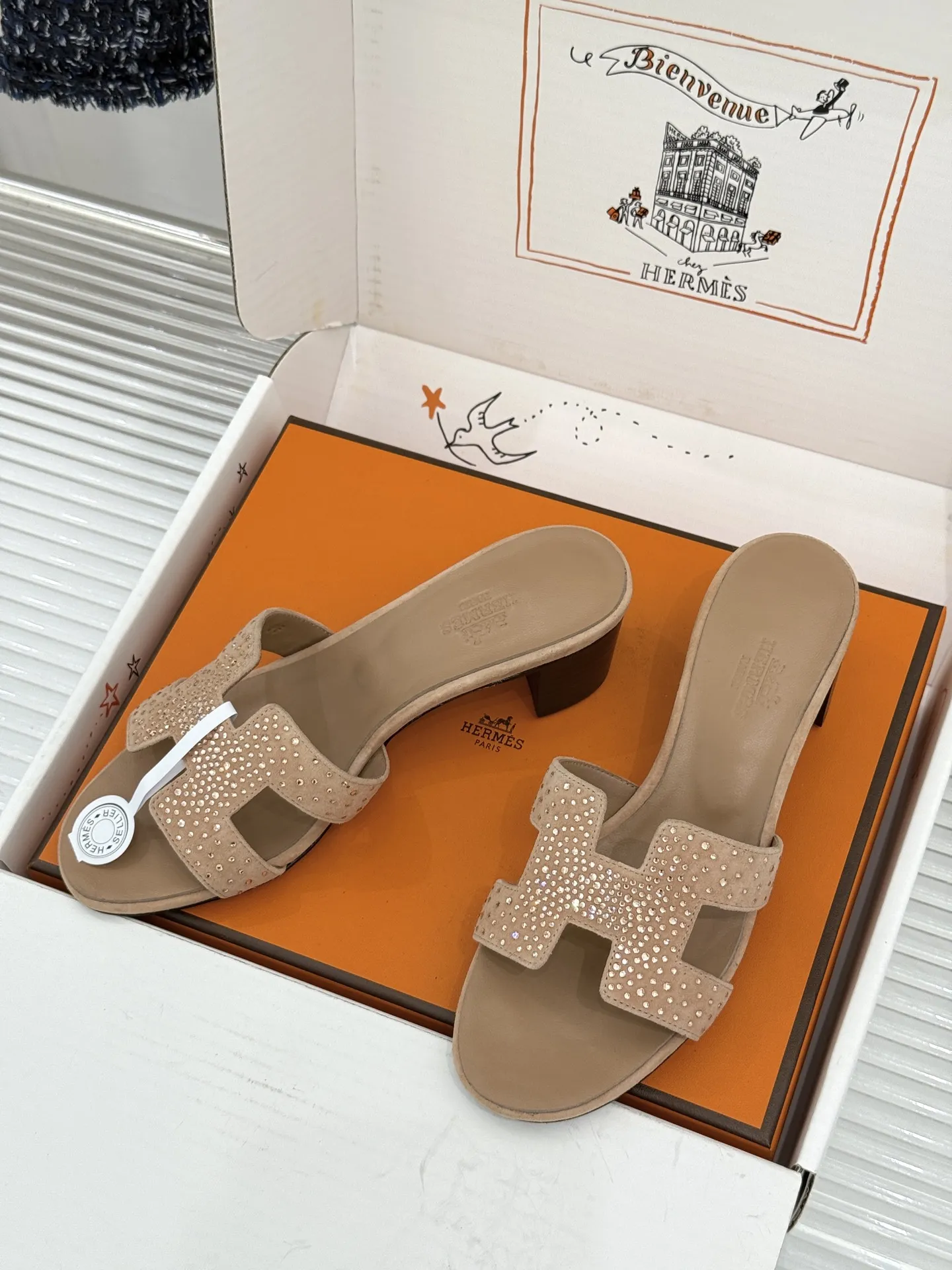 厂价💰320（配原版飞机盒） Herm&egrave;s/爱马仕经典H拖鞋 夏日H拖天花板 H家出品质感封神 标志性H型镂空鞋面 简约线条藏着品牌的底蕴 平底款随性又好搭 粗跟款悄悄拉长腿型比例 金棕配色最经典 黑色百搭不挑人不出错 配牛仔自带松弛感 搭连衣裙秒变温柔大小姐 通勤度假都适配 一脚蹬出门省心又时髦 老钱风氛围拉满 鞋柜常青款值得闭眼投资 夏日穿搭灵魂单品 上脚才懂什么叫质感绝了 轻奢好物闭眼入 承包整夏的精致与舒适感 意大利手工匠造 细节处见品牌的用心 越穿越有复古韵味 是能穿好几年的经典款！ 面料采用原版定制真丝 内里踮脚均为羊皮 意大利进口真皮大底 size：35-39（40/41定制） 编号：96820260713