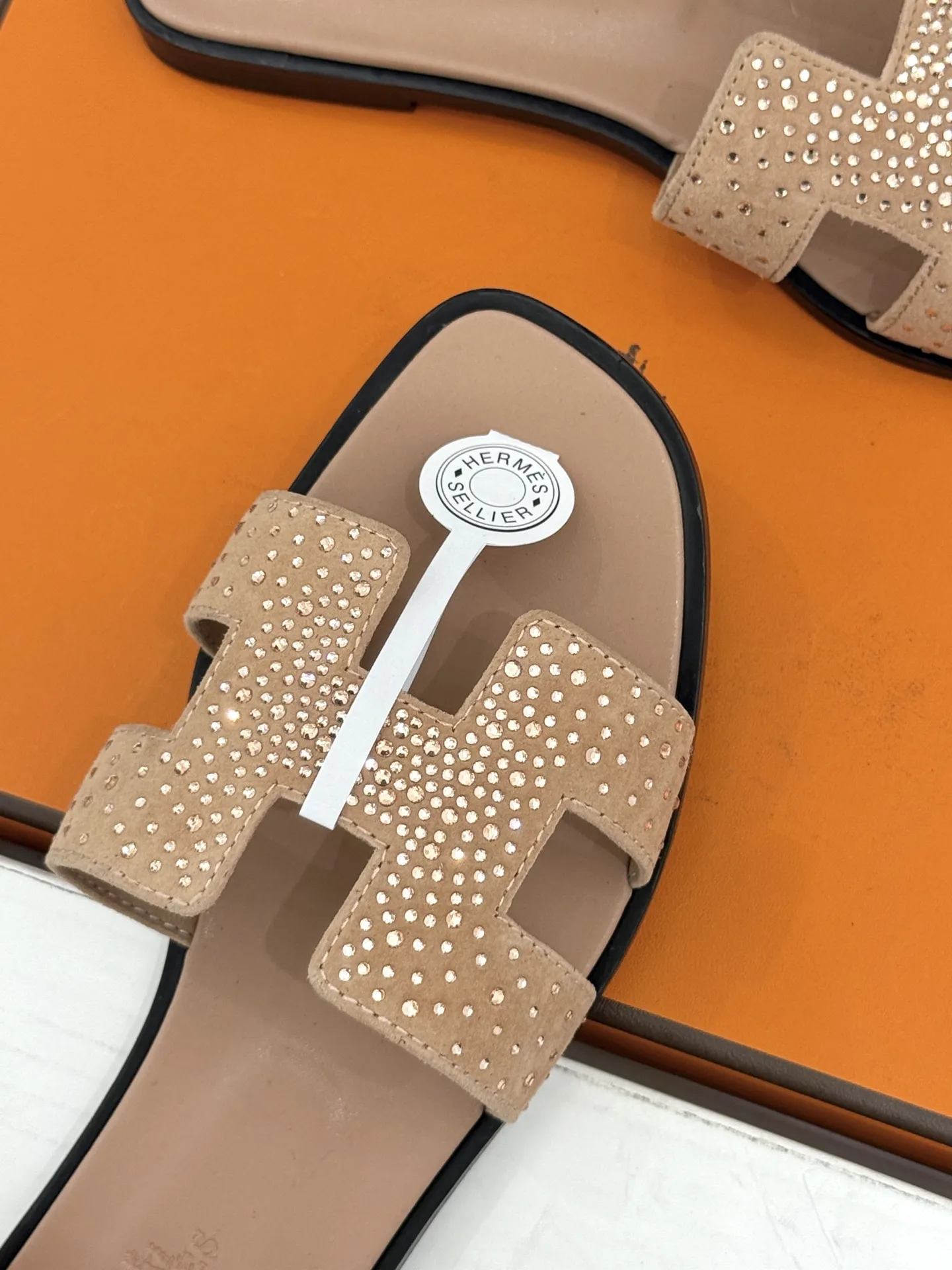 厂价💰320（配原版飞机盒） Herm&egrave;s/爱马仕经典H拖鞋 夏日H拖天花板 H家出品质感封神 标志性H型镂空鞋面 简约线条藏着品牌的底蕴 平底款随性又好搭 粗跟款悄悄拉长腿型比例 金棕配色最经典 黑色百搭不挑人不出错 配牛仔自带松弛感 搭连衣裙秒变温柔大小姐 通勤度假都适配 一脚蹬出门省心又时髦 老钱风氛围拉满 鞋柜常青款值得闭眼投资 夏日穿搭灵魂单品 上脚才懂什么叫质感绝了 轻奢好物闭眼入 承包整夏的精致与舒适感 意大利手工匠造 细节处见品牌的用心 越穿越有复古韵味 是能穿好几年的经典款！ 面料采用原版定制真丝 内里踮脚均为羊皮 意大利进口真皮大底 size：35-39（40/41定制） 编号：96820260713