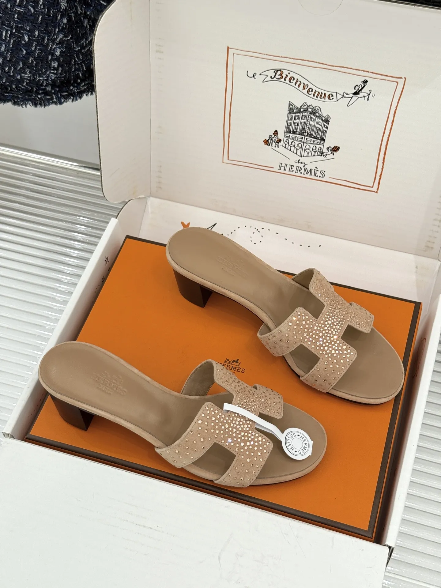 厂价💰320(配原版飞机盒) Hermès/爱马仕经典H拖鞋 夏日H拖天花板 H家出品质感封神 标志性H型镂空鞋面 简约线条藏着品牌的底蕴 平底款随性又好搭 粗跟款悄悄拉长腿型比例 金棕配色最经典 黑色百搭不挑人不出错 配牛仔自带松弛感 搭连衣裙秒变温柔大小姐 通勤度假都适配 一脚蹬出门省心又时髦 老钱风氛围拉满 鞋柜常青款值得闭眼投资 夏日穿搭灵魂单品 上脚才懂什么叫质感绝了 轻奢好物闭眼入 承包整夏的精致与舒适感 意大利手工匠造 细节处见品牌的用心 越穿越有复古韵味 是能穿好几年的经典款! 面料采用原版定制真丝 内里踮脚均为羊皮 意大利进口真皮大底 size:35-39(40/41定制) 编号:96820260713