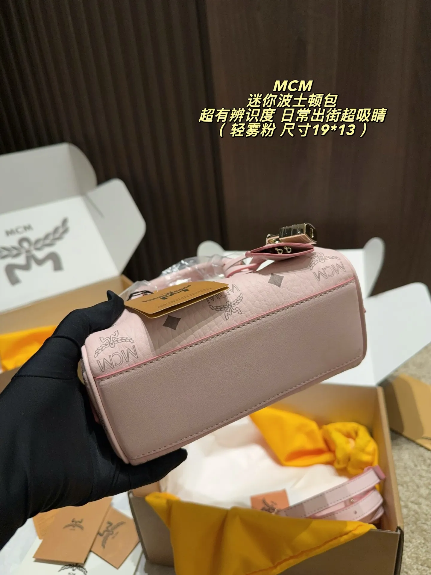 p165飞机盒⚠️尺寸19*13 MCM迷你波士顿包,经典干邑色老花图案,采用Visetos涂层帆布,搭配同色皮革提手和饰边,金色五金超有质感✨。包身小巧但容量实用,手机、口红、钥匙都能轻松装下。配有可拆卸长肩带,手提、单肩、斜挎随心切换,日常出街或通勤都很百搭,轻松提升穿搭亮点!💼