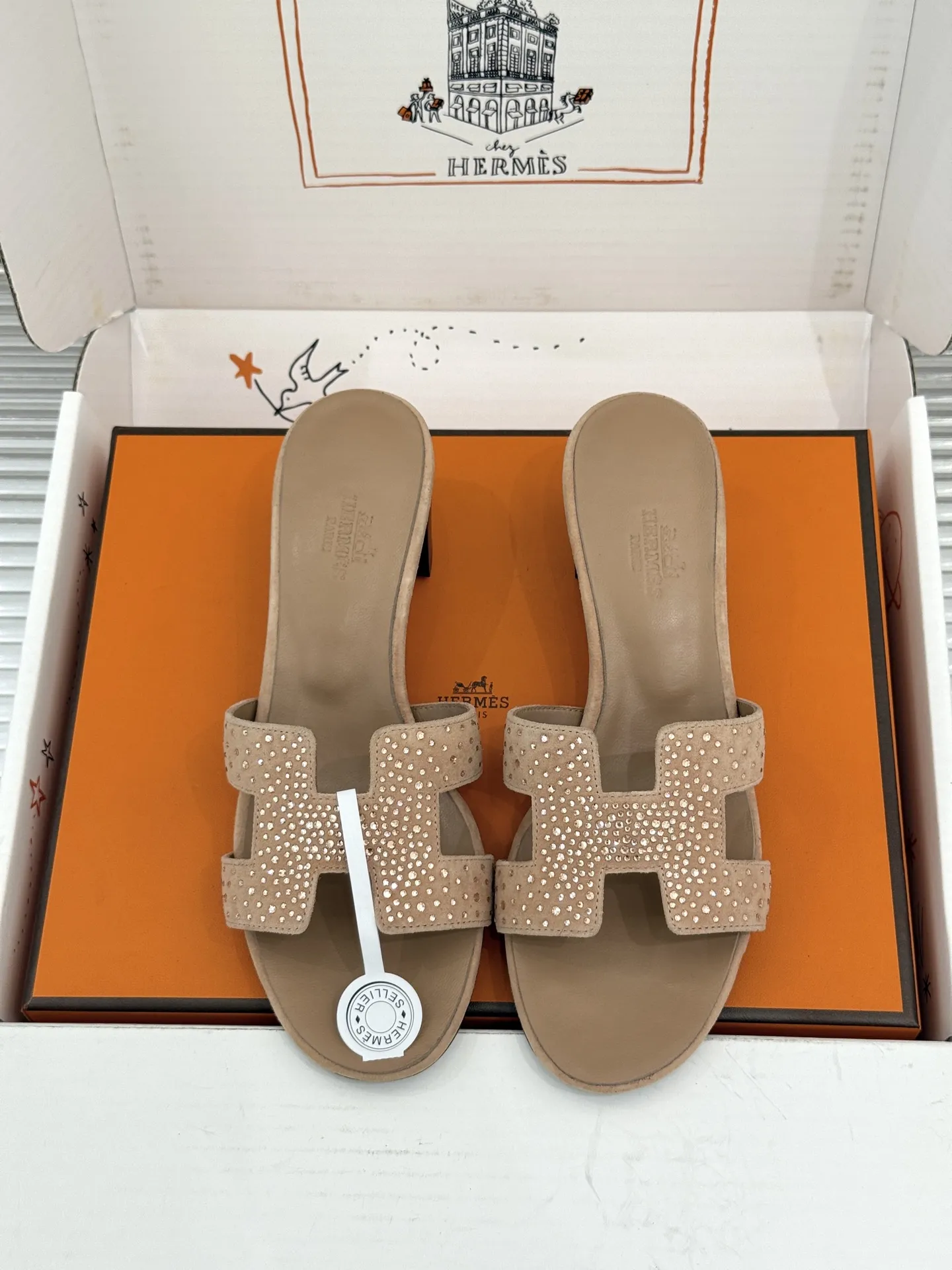 厂价💰320（配原版飞机盒） Herm&egrave;s/爱马仕经典H拖鞋 夏日H拖天花板 H家出品质感封神 标志性H型镂空鞋面 简约线条藏着品牌的底蕴 平底款随性又好搭 粗跟款悄悄拉长腿型比例 金棕配色最经典 黑色百搭不挑人不出错 配牛仔自带松弛感 搭连衣裙秒变温柔大小姐 通勤度假都适配 一脚蹬出门省心又时髦 老钱风氛围拉满 鞋柜常青款值得闭眼投资 夏日穿搭灵魂单品 上脚才懂什么叫质感绝了 轻奢好物闭眼入 承包整夏的精致与舒适感 意大利手工匠造 细节处见品牌的用心 越穿越有复古韵味 是能穿好几年的经典款！ 面料采用原版定制真丝 内里踮脚均为羊皮 意大利进口真皮大底 size：35-39（40/41定制） 编号：96820260713
