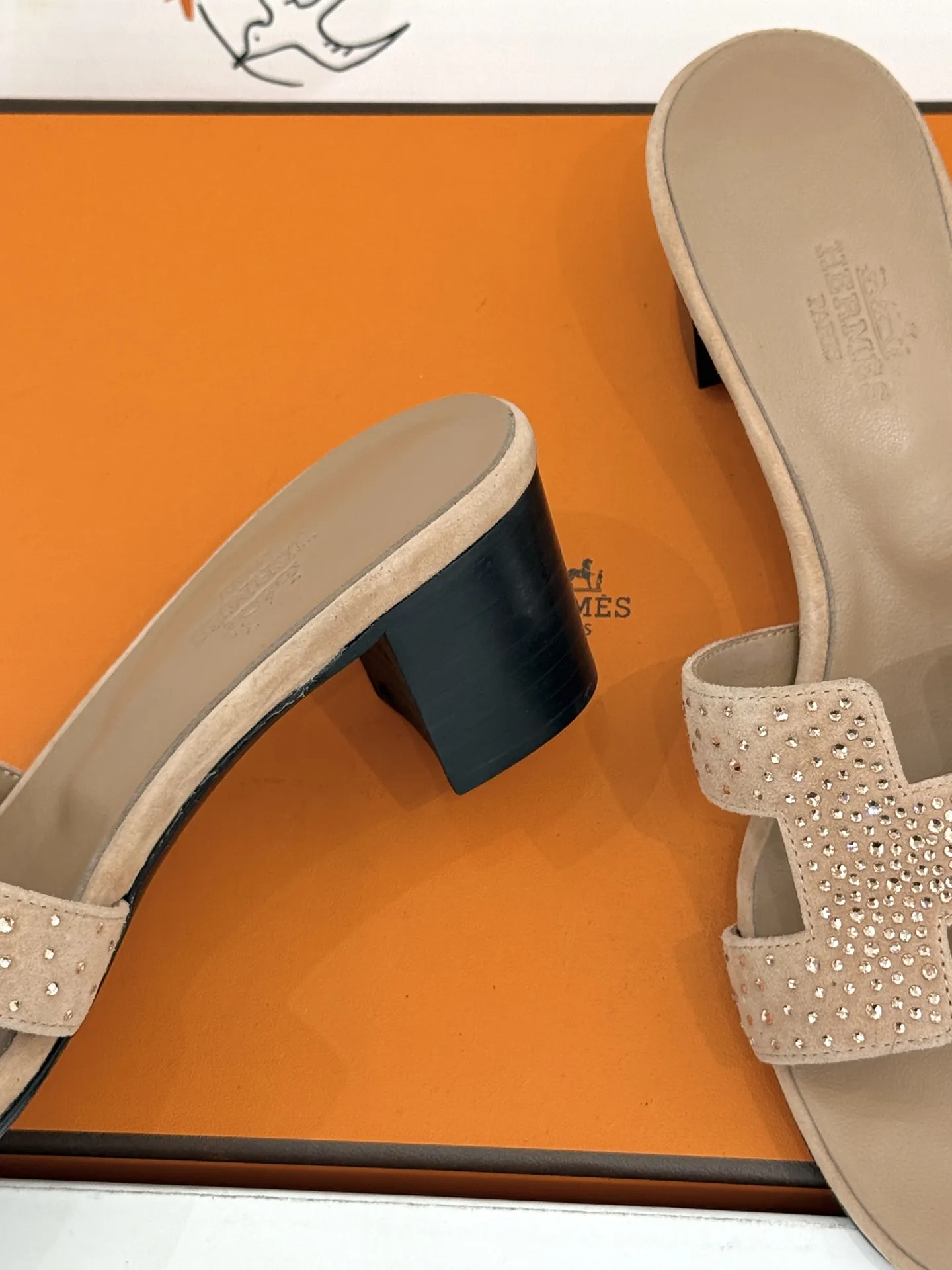 厂价💰320（配原版飞机盒） Herm&egrave;s/爱马仕经典H拖鞋 夏日H拖天花板 H家出品质感封神 标志性H型镂空鞋面 简约线条藏着品牌的底蕴 平底款随性又好搭 粗跟款悄悄拉长腿型比例 金棕配色最经典 黑色百搭不挑人不出错 配牛仔自带松弛感 搭连衣裙秒变温柔大小姐 通勤度假都适配 一脚蹬出门省心又时髦 老钱风氛围拉满 鞋柜常青款值得闭眼投资 夏日穿搭灵魂单品 上脚才懂什么叫质感绝了 轻奢好物闭眼入 承包整夏的精致与舒适感 意大利手工匠造 细节处见品牌的用心 越穿越有复古韵味 是能穿好几年的经典款！ 面料采用原版定制真丝 内里踮脚均为羊皮 意大利进口真皮大底 size：35-39（40/41定制） 编号：96820260713