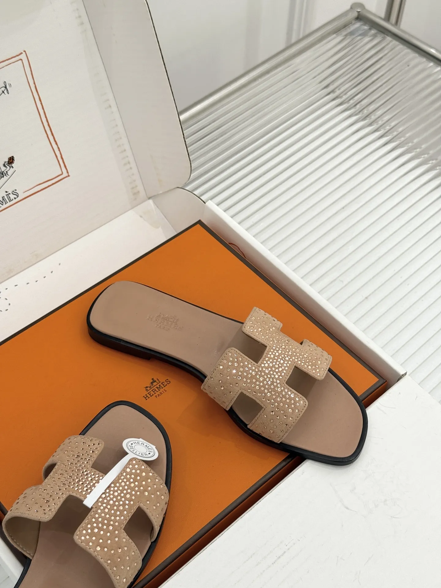 厂价💰320（配原版飞机盒） Herm&egrave;s/爱马仕经典H拖鞋 夏日H拖天花板 H家出品质感封神 标志性H型镂空鞋面 简约线条藏着品牌的底蕴 平底款随性又好搭 粗跟款悄悄拉长腿型比例 金棕配色最经典 黑色百搭不挑人不出错 配牛仔自带松弛感 搭连衣裙秒变温柔大小姐 通勤度假都适配 一脚蹬出门省心又时髦 老钱风氛围拉满 鞋柜常青款值得闭眼投资 夏日穿搭灵魂单品 上脚才懂什么叫质感绝了 轻奢好物闭眼入 承包整夏的精致与舒适感 意大利手工匠造 细节处见品牌的用心 越穿越有复古韵味 是能穿好几年的经典款！ 面料采用原版定制真丝 内里踮脚均为羊皮 意大利进口真皮大底 size：35-39（40/41定制） 编号：96820260713