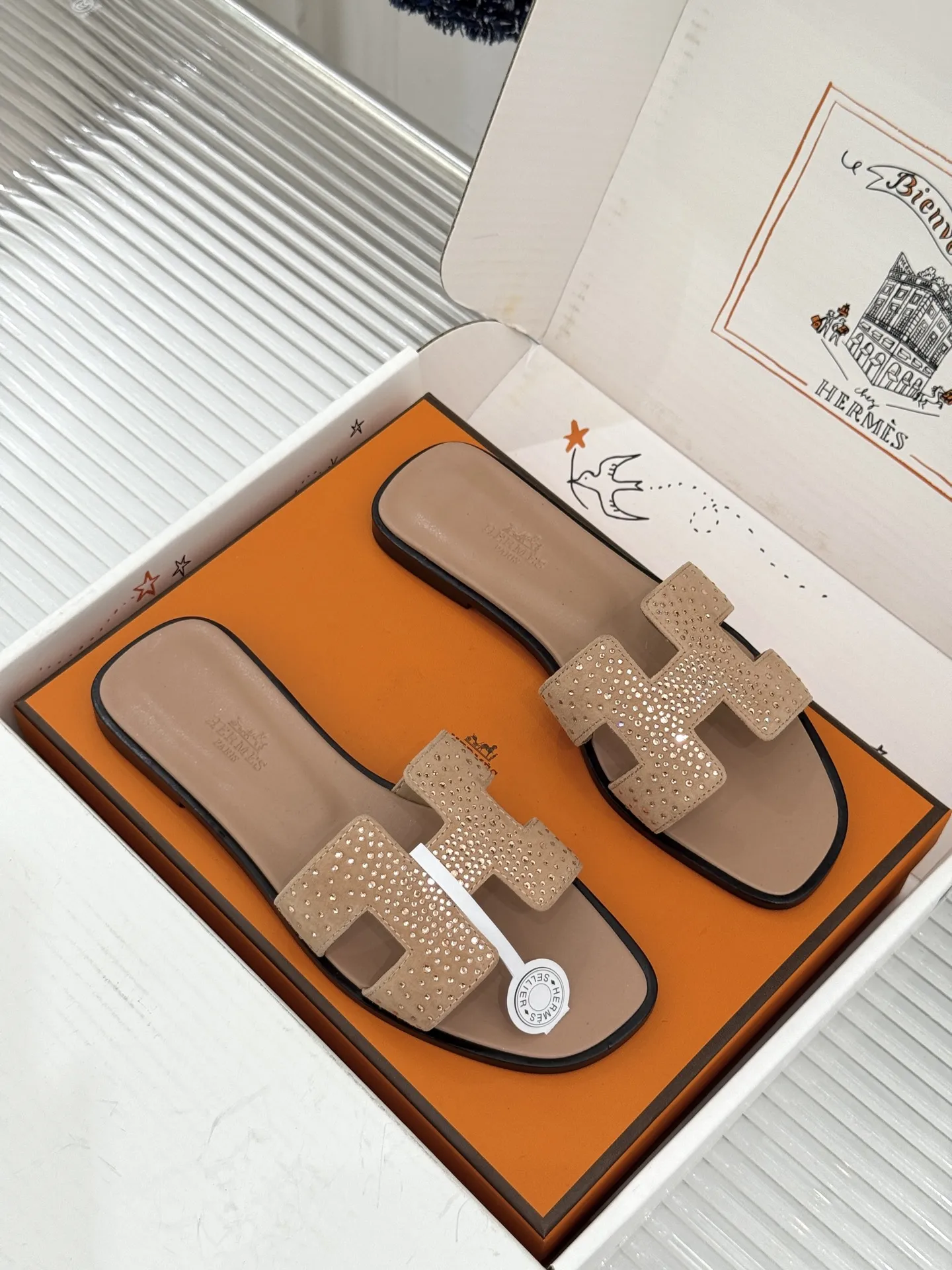 厂价💰320(配原版飞机盒) Hermès/爱马仕经典H拖鞋 夏日H拖天花板 H家出品质感封神 标志性H型镂空鞋面 简约线条藏着品牌的底蕴 平底款随性又好搭 粗跟款悄悄拉长腿型比例 金棕配色最经典 黑色百搭不挑人不出错 配牛仔自带松弛感 搭连衣裙秒变温柔大小姐 通勤度假都适配 一脚蹬出门省心又时髦 老钱风氛围拉满 鞋柜常青款值得闭眼投资 夏日穿搭灵魂单品 上脚才懂什么叫质感绝了 轻奢好物闭眼入 承包整夏的精致与舒适感 意大利手工匠造 细节处见品牌的用心 越穿越有复古韵味 是能穿好几年的经典款! 面料采用原版定制真丝 内里踮脚均为羊皮 意大利进口真皮大底 size:35-39(40/41定制) 编号:96820260713