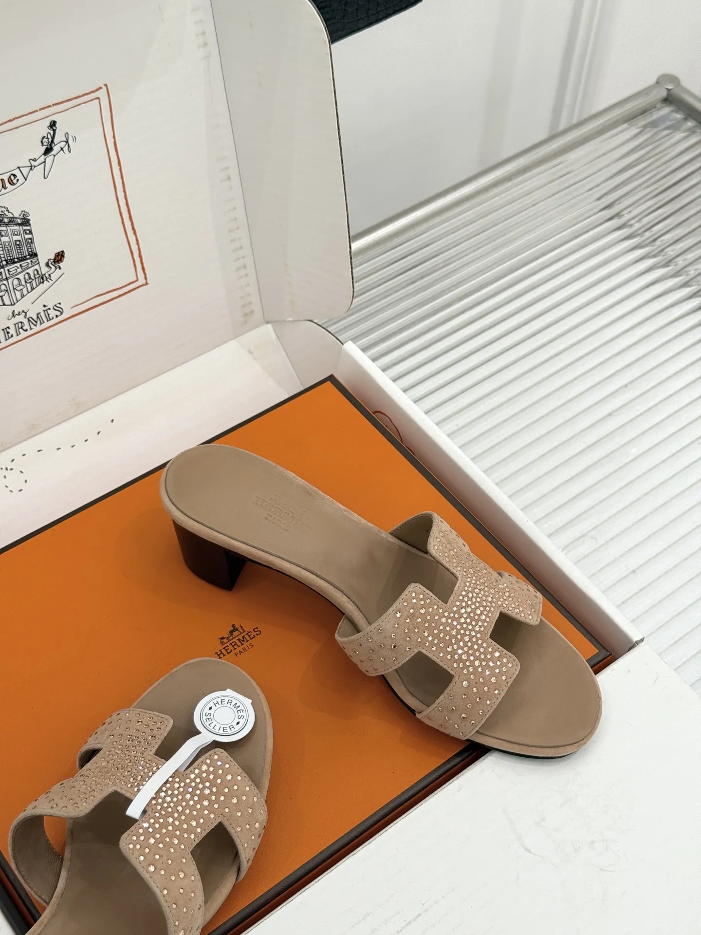 厂价💰320（配原版飞机盒） Herm&egrave;s/爱马仕经典H拖鞋 夏日H拖天花板 H家出品质感封神 标志性H型镂空鞋面 简约线条藏着品牌的底蕴 平底款随性又好搭 粗跟款悄悄拉长腿型比例 金棕配色最经典 黑色百搭不挑人不出错 配牛仔自带松弛感 搭连衣裙秒变温柔大小姐 通勤度假都适配 一脚蹬出门省心又时髦 老钱风氛围拉满 鞋柜常青款值得闭眼投资 夏日穿搭灵魂单品 上脚才懂什么叫质感绝了 轻奢好物闭眼入 承包整夏的精致与舒适感 意大利手工匠造 细节处见品牌的用心 越穿越有复古韵味 是能穿好几年的经典款！ 面料采用原版定制真丝 内里踮脚均为羊皮 意大利进口真皮大底 size：35-39（40/41定制） 编号：96820260713
