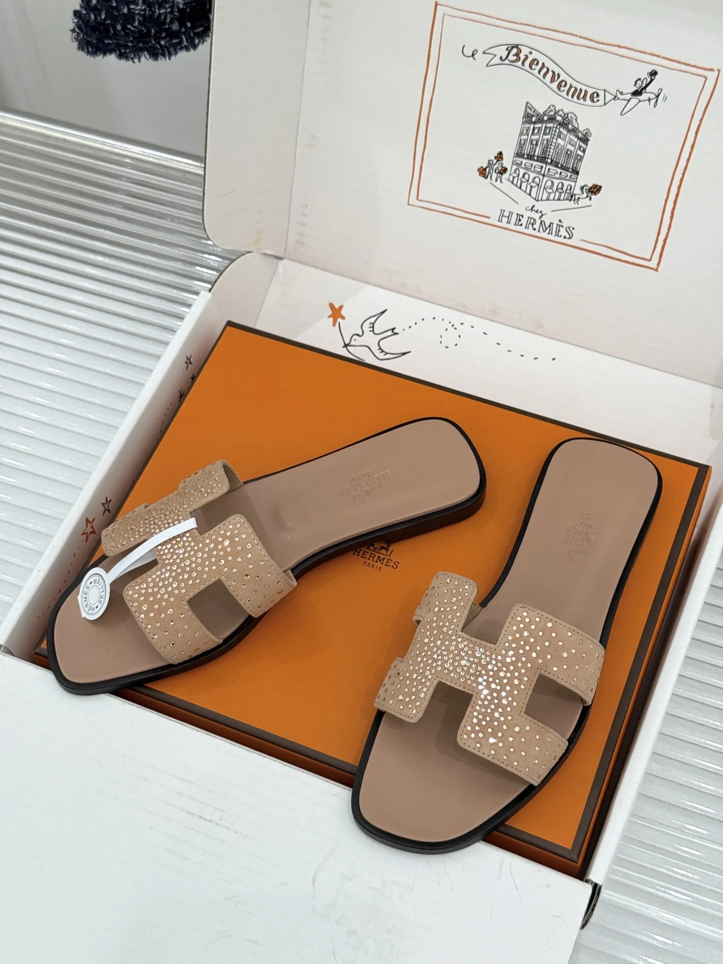 厂价💰320（配原版飞机盒） Herm&egrave;s/爱马仕经典H拖鞋 夏日H拖天花板 H家出品质感封神 标志性H型镂空鞋面 简约线条藏着品牌的底蕴 平底款随性又好搭 粗跟款悄悄拉长腿型比例 金棕配色最经典 黑色百搭不挑人不出错 配牛仔自带松弛感 搭连衣裙秒变温柔大小姐 通勤度假都适配 一脚蹬出门省心又时髦 老钱风氛围拉满 鞋柜常青款值得闭眼投资 夏日穿搭灵魂单品 上脚才懂什么叫质感绝了 轻奢好物闭眼入 承包整夏的精致与舒适感 意大利手工匠造 细节处见品牌的用心 越穿越有复古韵味 是能穿好几年的经典款！ 面料采用原版定制真丝 内里踮脚均为羊皮 意大利进口真皮大底 size：35-39（40/41定制） 编号：96820260713