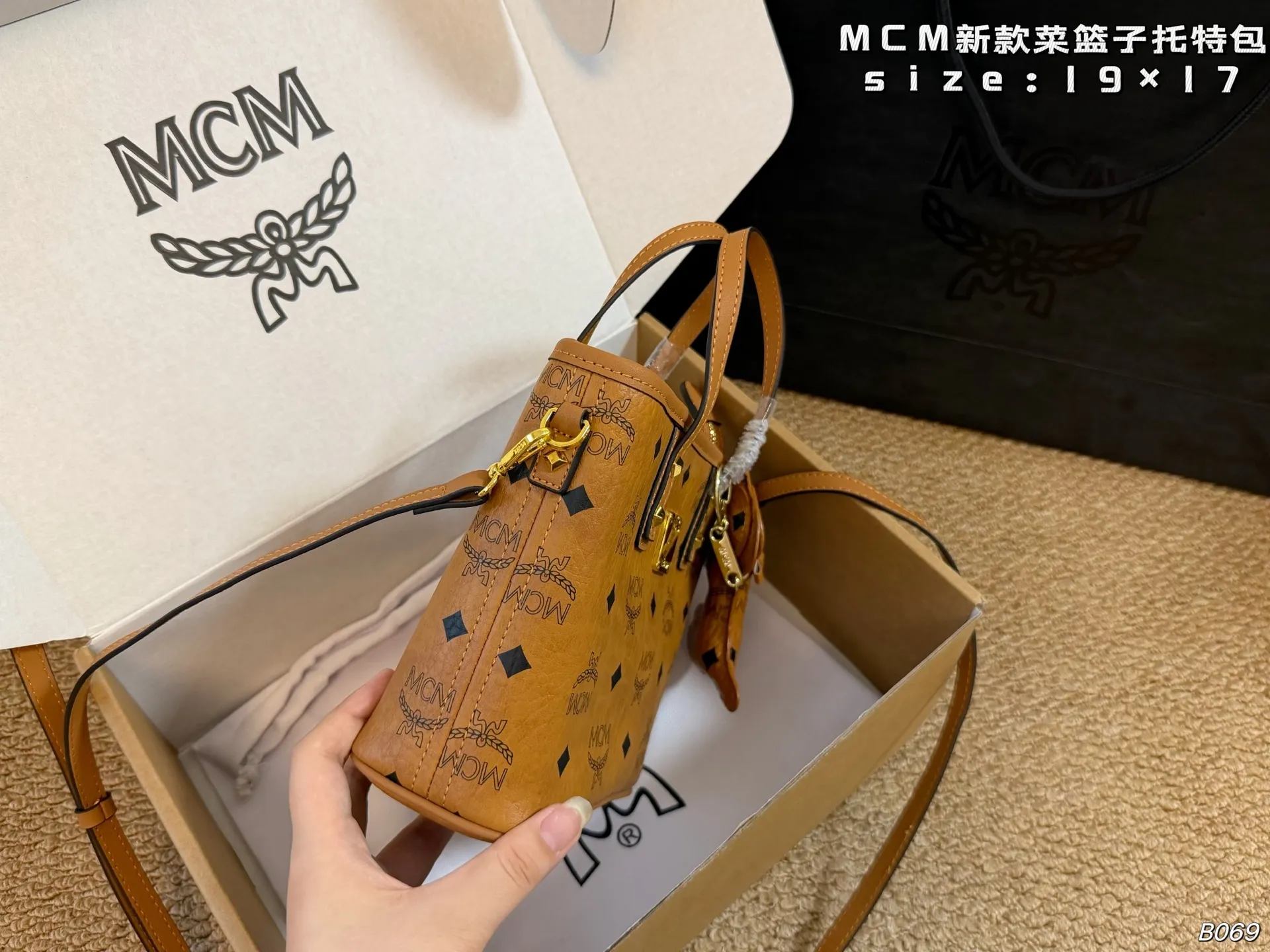 P120 (飞机盒) size:19&times;17 MCM新款菜篮子托特包 通勤出街都很百搭！内部空间合理 简约大气，轻便耐用。 日常通勤超好搭配，实用又时髦！
