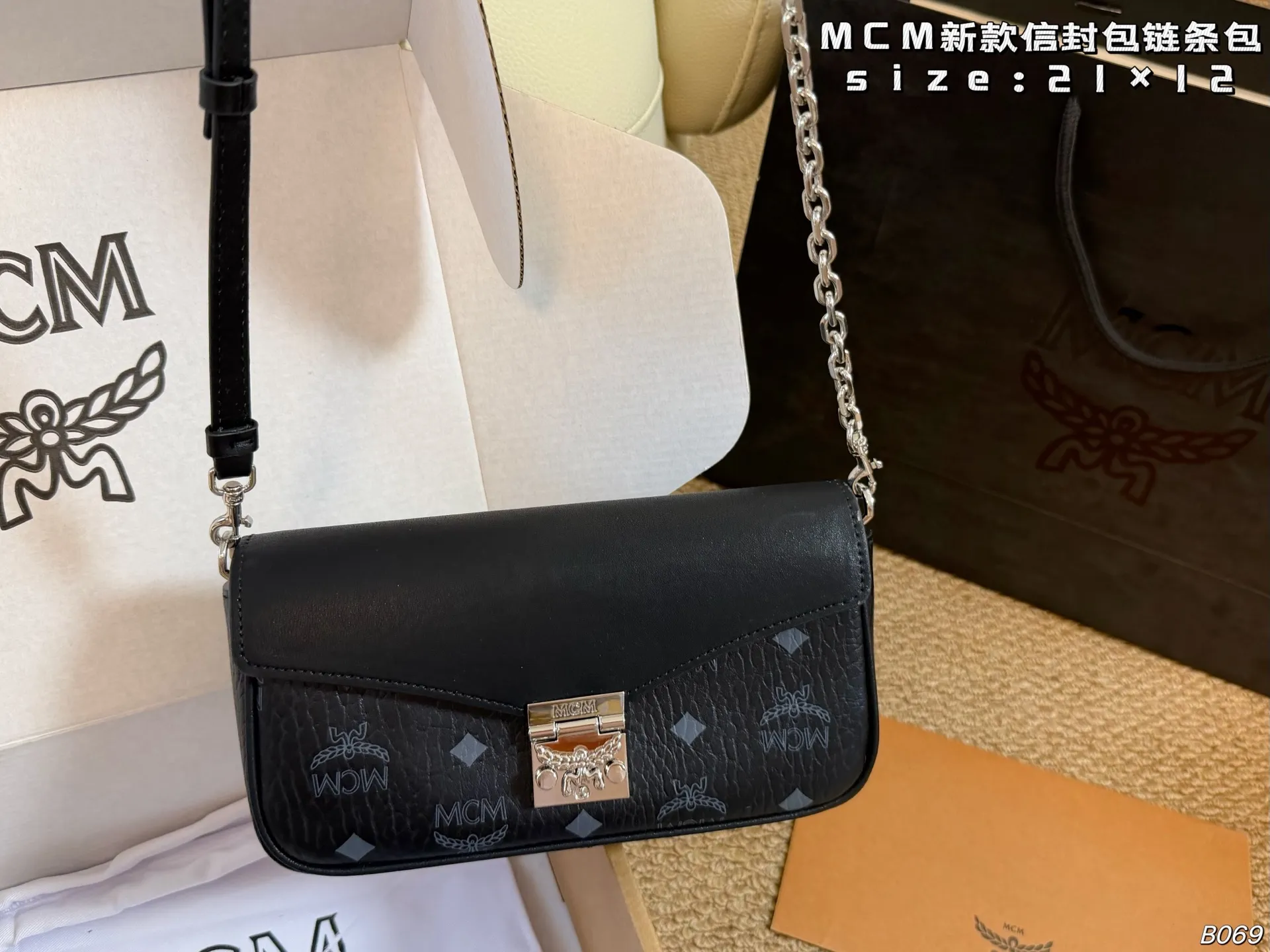 P145（飞机盒） size:21&times;12 MCM新款信封包链条包 翻盖设计，配有月桂叶锁扣 可拆卸链条斜挎包、手包 搭配多种风格都很得心应手哦 适合任何季节，美美哒！