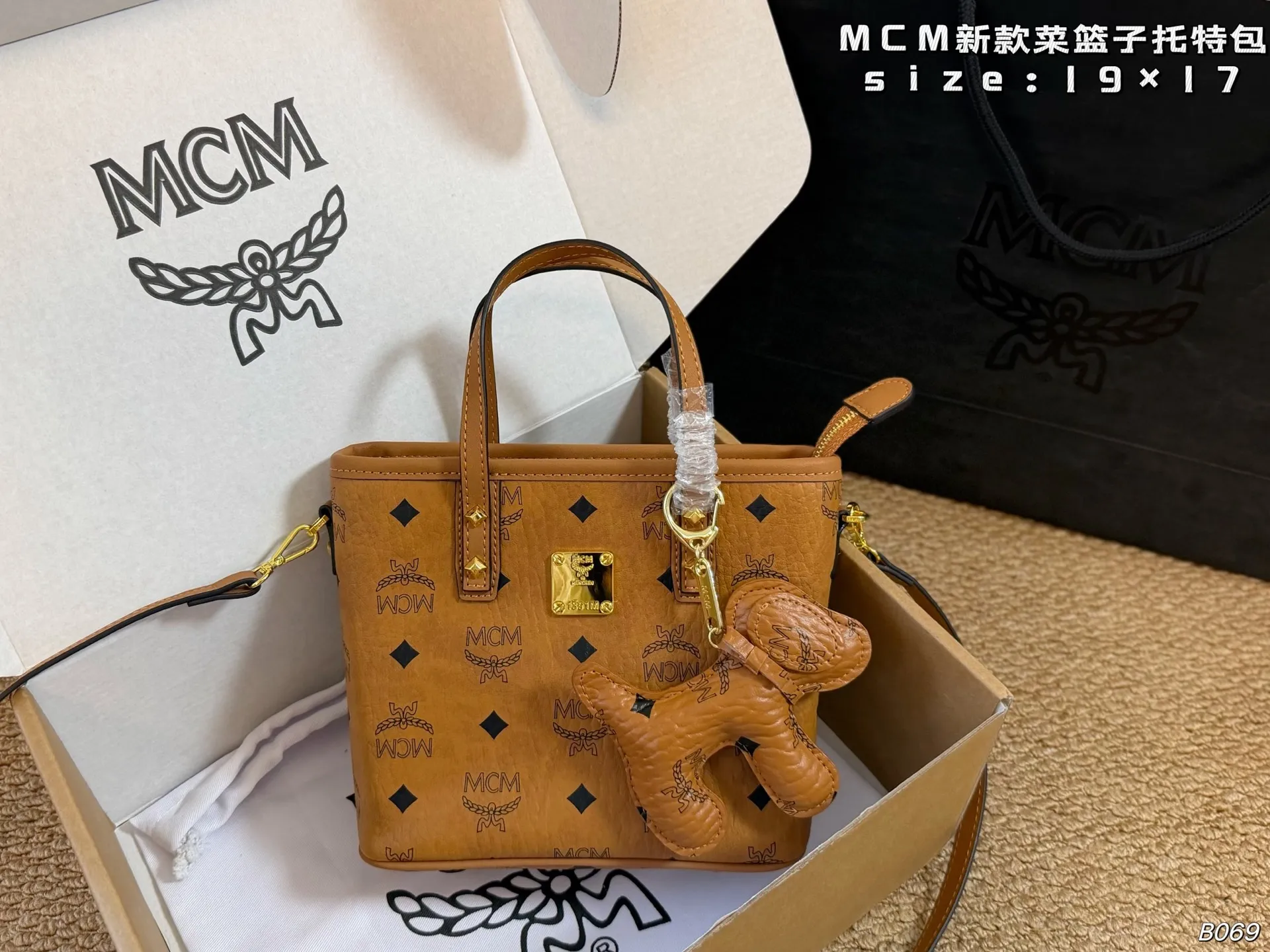 P120 (飞机盒) size:19&times;17 MCM新款菜篮子托特包 通勤出街都很百搭！内部空间合理 简约大气，轻便耐用。 日常通勤超好搭配，实用又时髦！