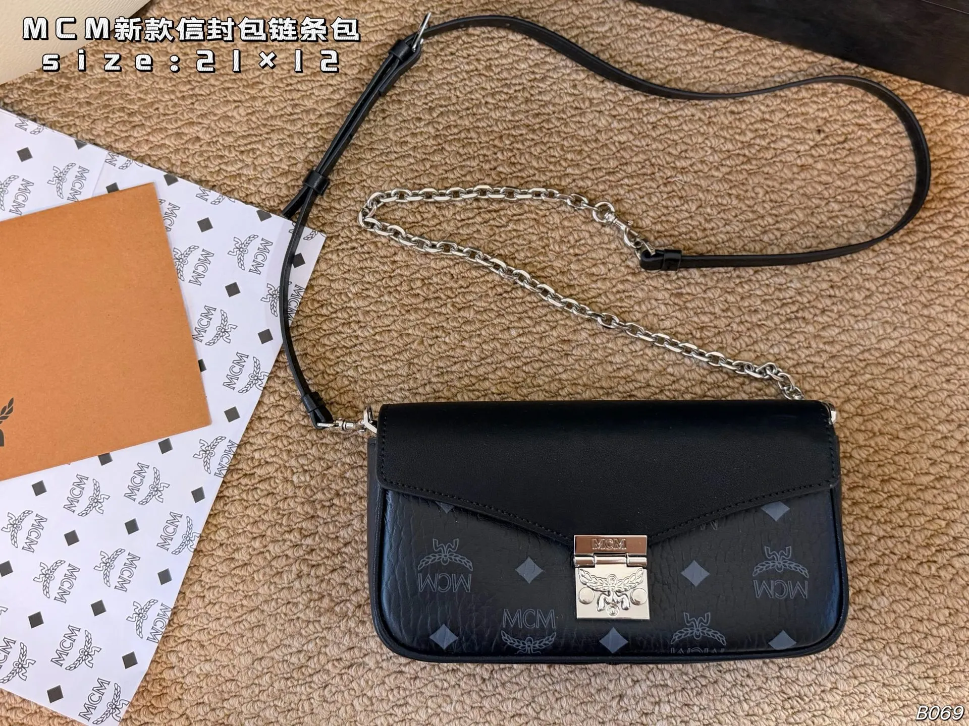 P145(飞机盒) size:21×12 MCM新款信封包链条包 翻盖设计,配有月桂叶锁扣 可拆卸链条斜挎包、手包 搭配多种风格都很得心应手哦 适合任何季节,美美哒!