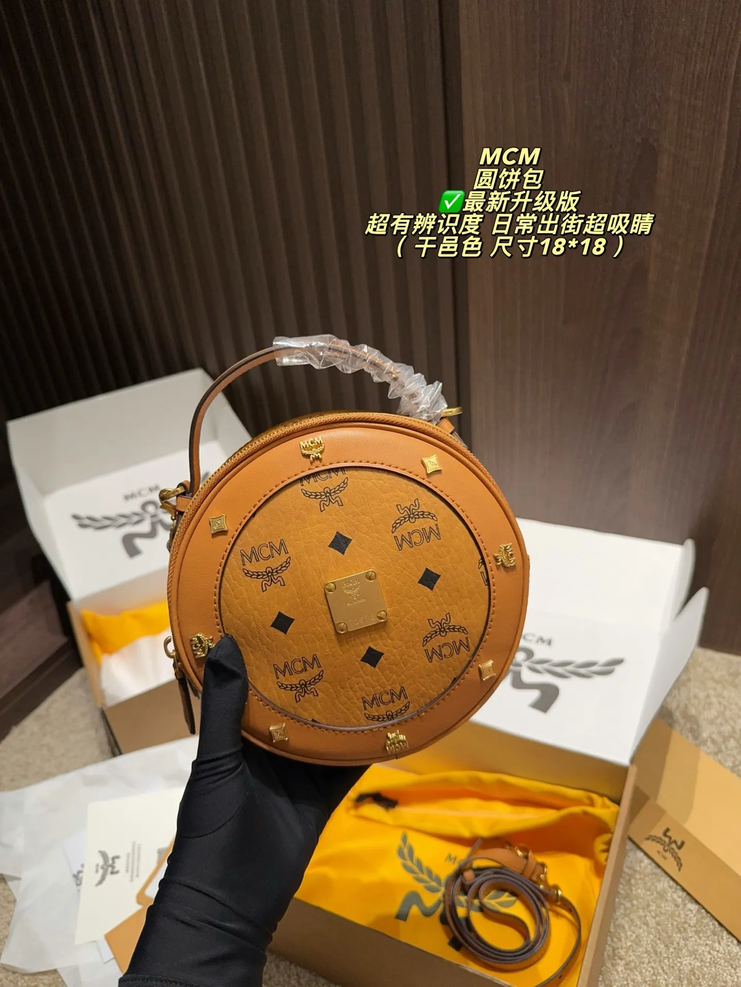 p155飞机盒⚠️尺寸18*18 MCM圆饼包,经典老花系列,涂层帆布+金属铆钉,复古轻奢感满满!圆形包型小巧可爱,手提斜挎都OK,通勤逛街都能轻松驾驭👜。内部空间虽小但超能装,口红、粉饼、手机都能放,实用又时髦!老花图案超有辨识度,是MCM经典元素,百搭不挑风格,日常穿搭点睛之选💼。