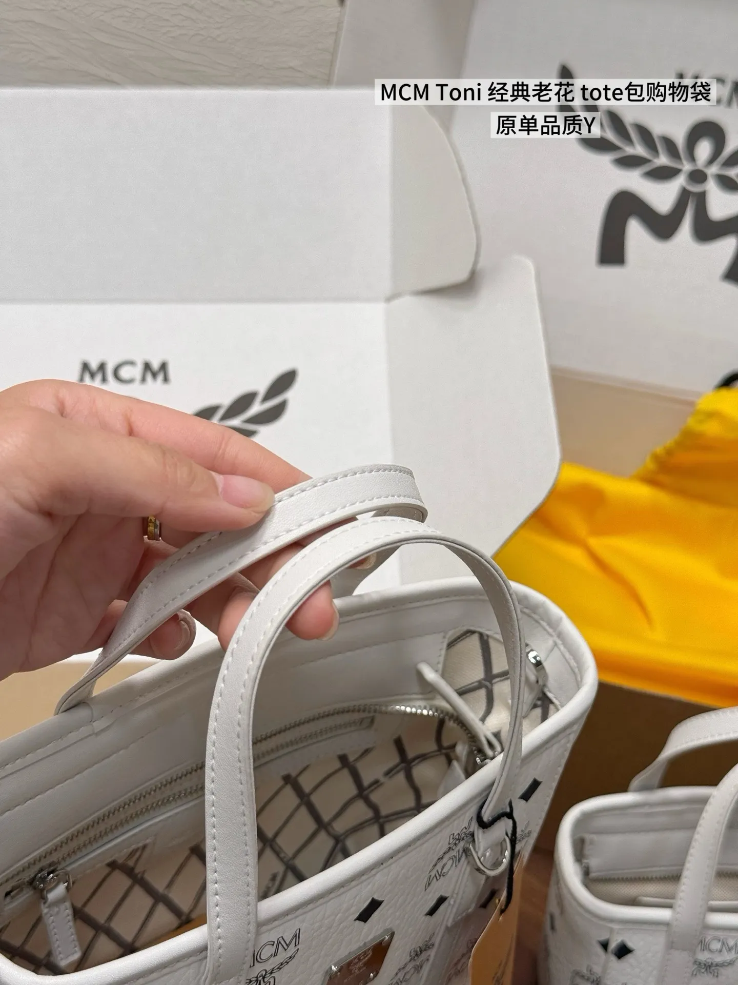 💰140 💰145 升级品质 对版五金/细节 &ldquo;配小狗挂件&rdquo; mcm 购物袋 Toni 经典老花满印 托特包Tote包购物袋菜篮子斜挎单肩手提包 真是方便又实用！ 背起来超级好看哦 🎀尺寸：19x19/17x15cm 图片包装ll