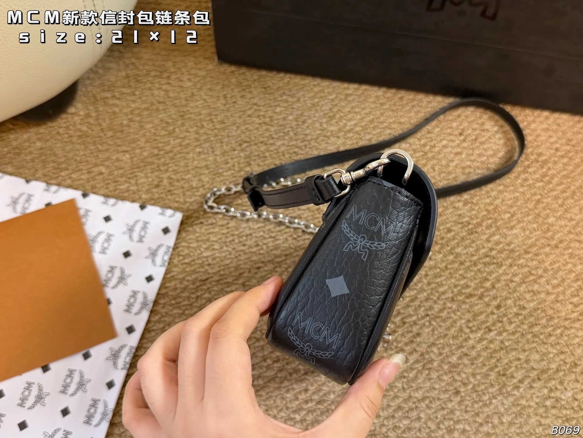 P145(飞机盒) size:21×12 MCM新款信封包链条包 翻盖设计,配有月桂叶锁扣 可拆卸链条斜挎包、手包 搭配多种风格都很得心应手哦 适合任何季节,美美哒!