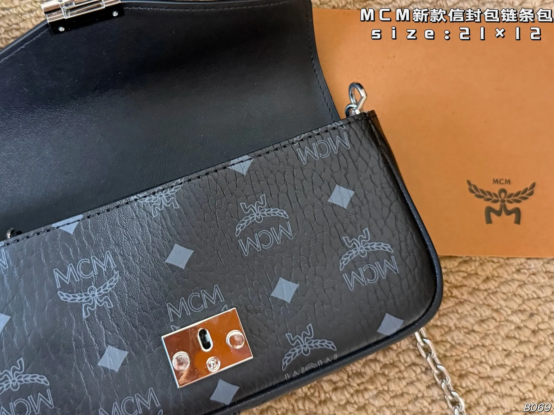 P145（飞机盒） size:21&times;12 MCM新款信封包链条包 翻盖设计，配有月桂叶锁扣 可拆卸链条斜挎包、手包 搭配多种风格都很得心应手哦 适合任何季节，美美哒！