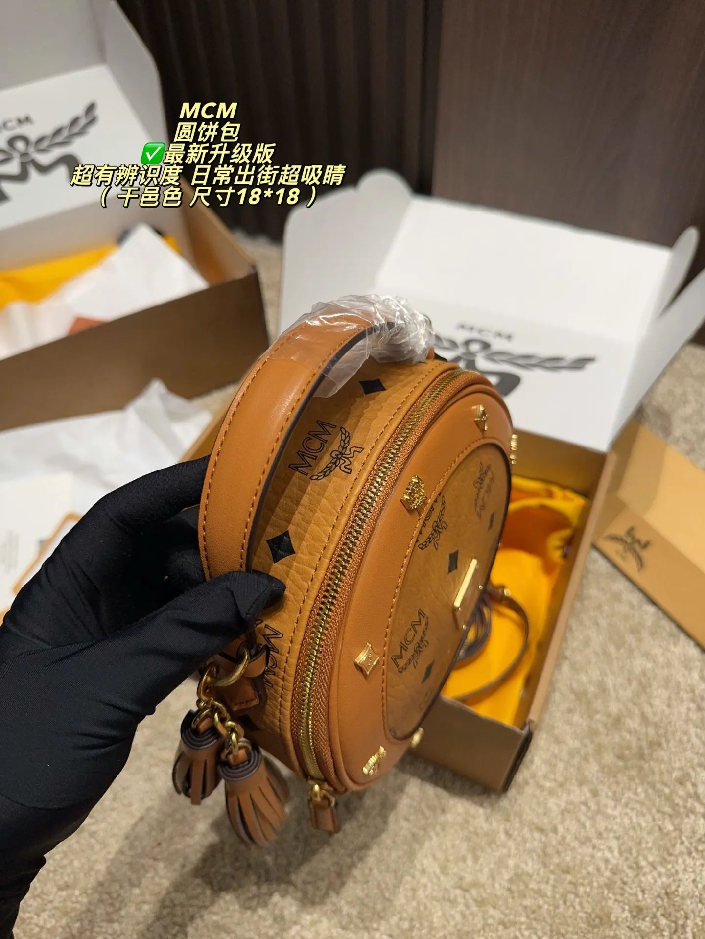 p155飞机盒⚠️尺寸18*18 MCM圆饼包,经典老花系列,涂层帆布+金属铆钉,复古轻奢感满满!圆形包型小巧可爱,手提斜挎都OK,通勤逛街都能轻松驾驭👜。内部空间虽小但超能装,口红、粉饼、手机都能放,实用又时髦!老花图案超有辨识度,是MCM经典元素,百搭不挑风格,日常穿搭点睛之选💼。