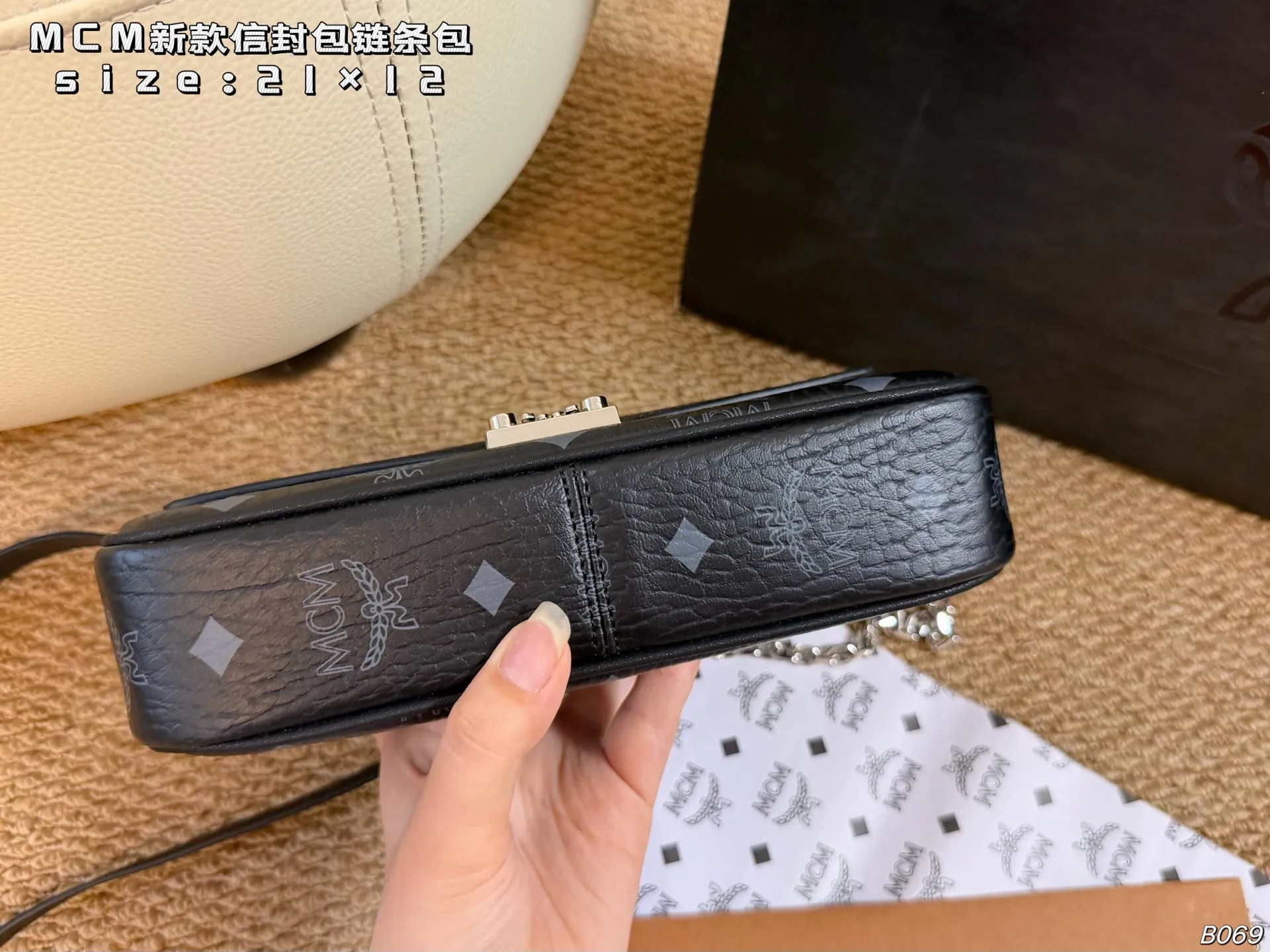 P145（飞机盒） size:21&times;12 MCM新款信封包链条包 翻盖设计，配有月桂叶锁扣 可拆卸链条斜挎包、手包 搭配多种风格都很得心应手哦 适合任何季节，美美哒！