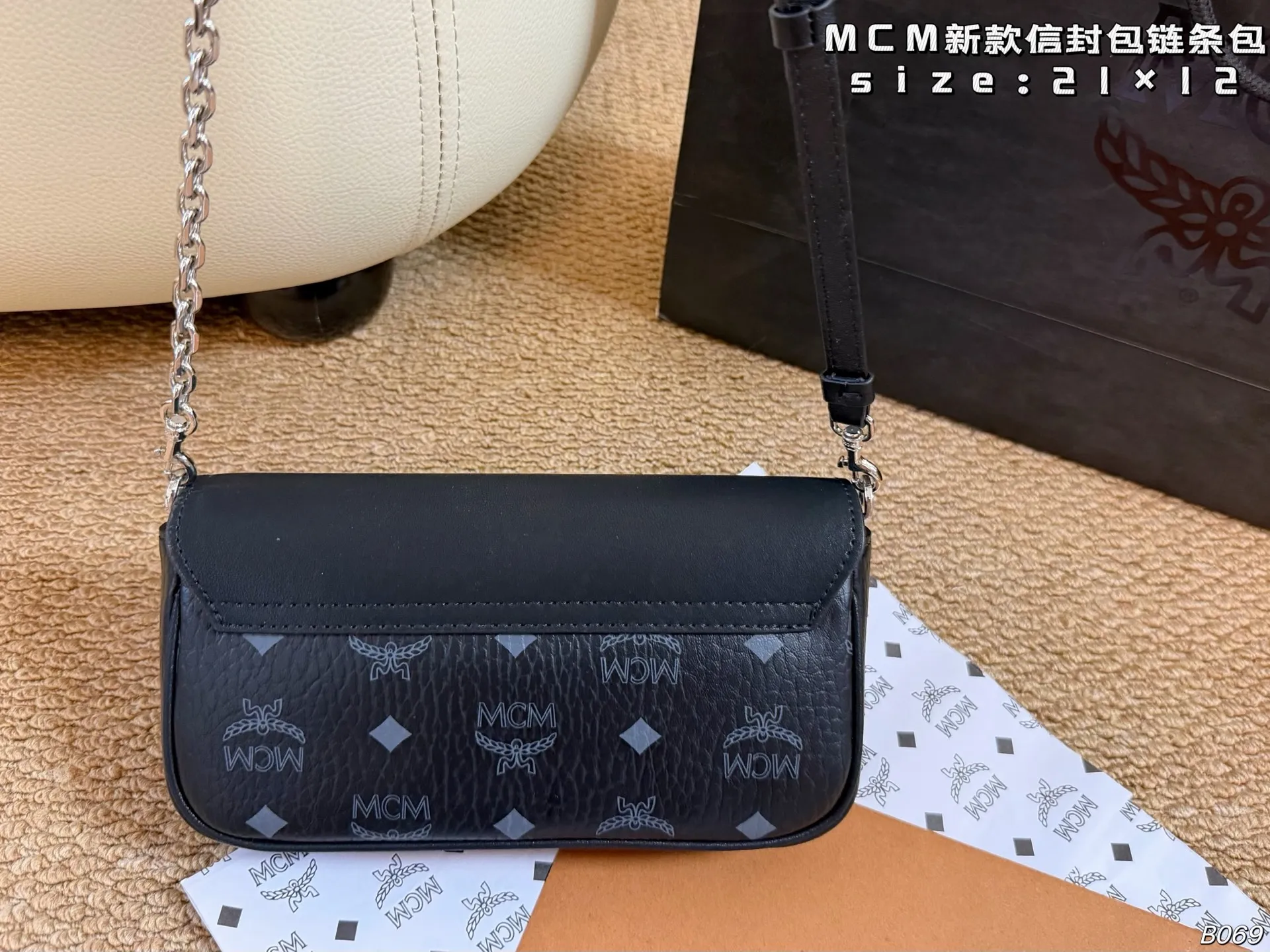 P145（飞机盒） size:21&times;12 MCM新款信封包链条包 翻盖设计，配有月桂叶锁扣 可拆卸链条斜挎包、手包 搭配多种风格都很得心应手哦 适合任何季节，美美哒！